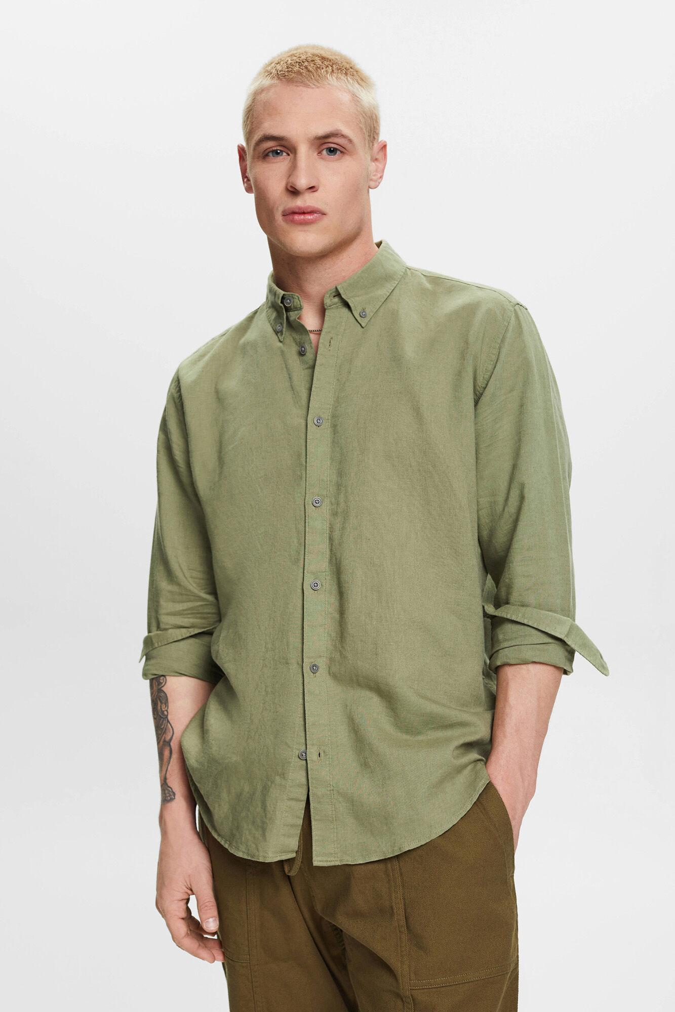 Camisa básica de corte regular em linho - Cáqui