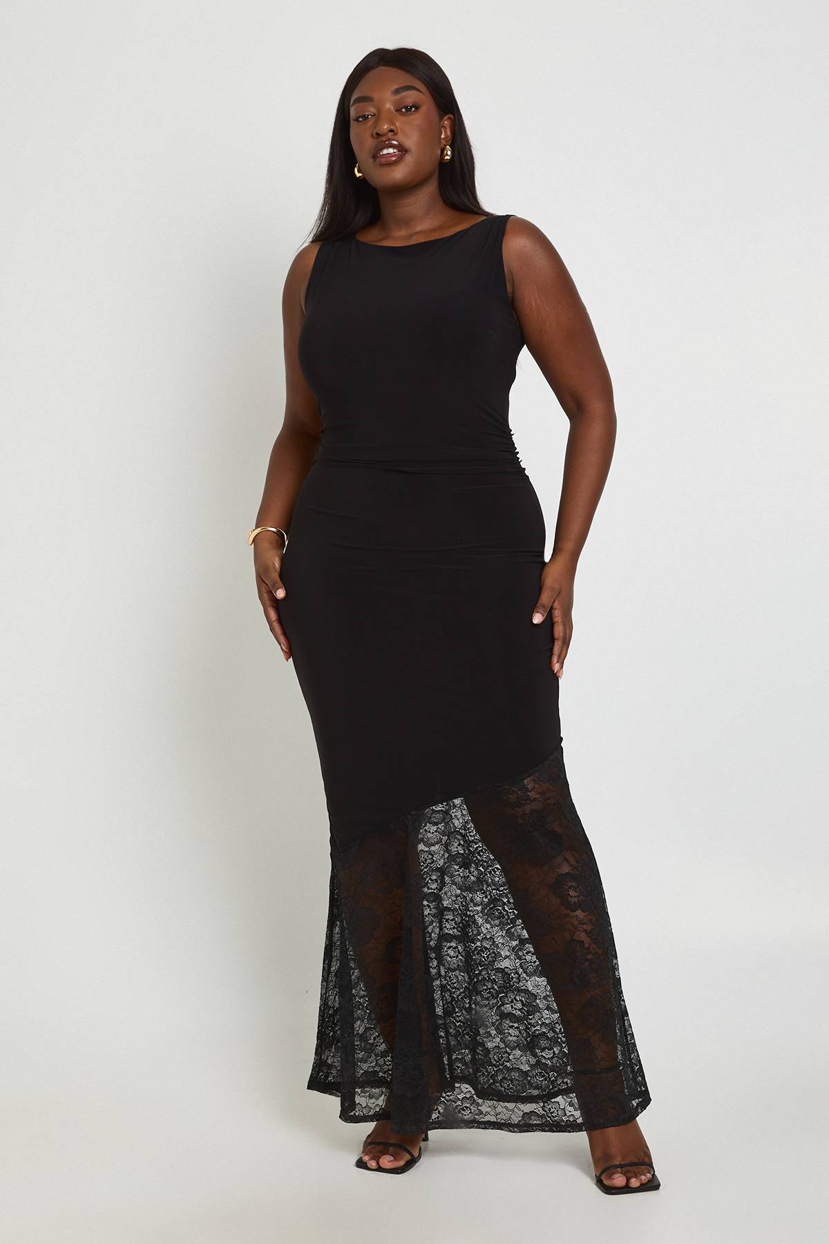 boohoo Robe Maxi Grande Taille Asymétrique À Ourlet En Dentelle