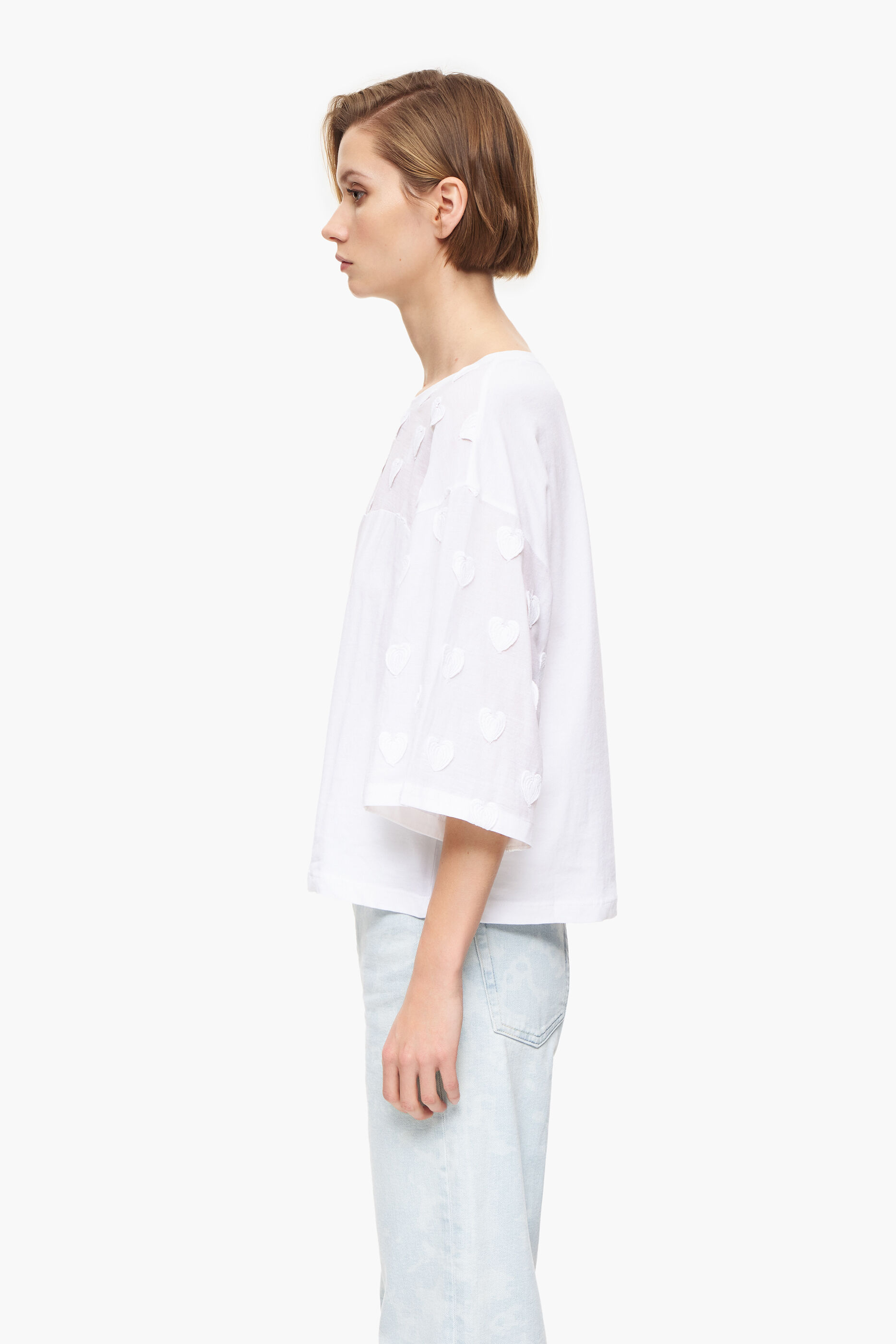Camiseta branca de algodão com corações.