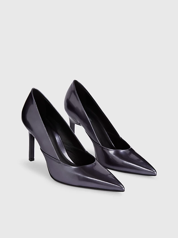 Sapatos de couro com salto agulha