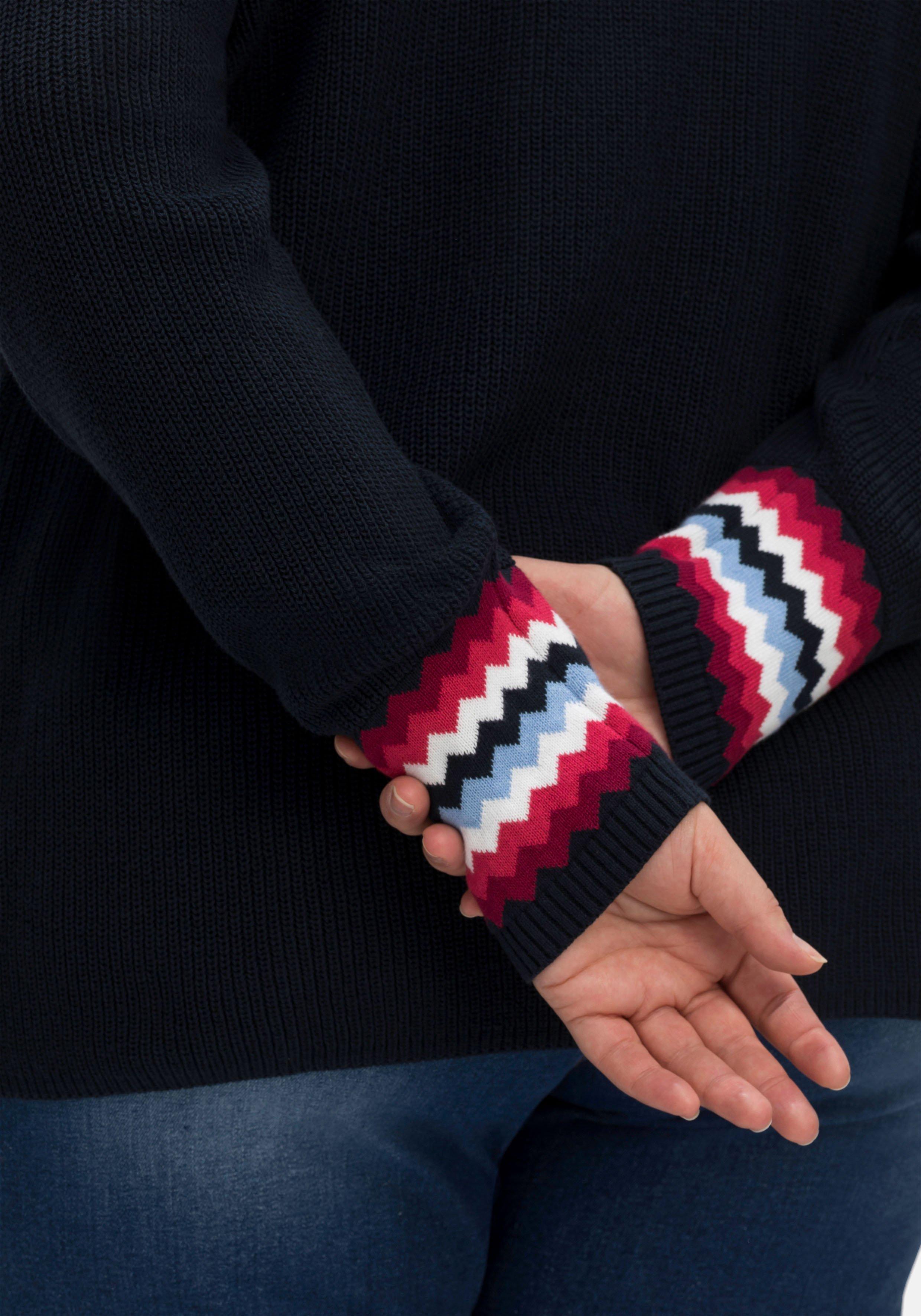 Strickjacke mit Kontrastmuster am Ärmelsaum