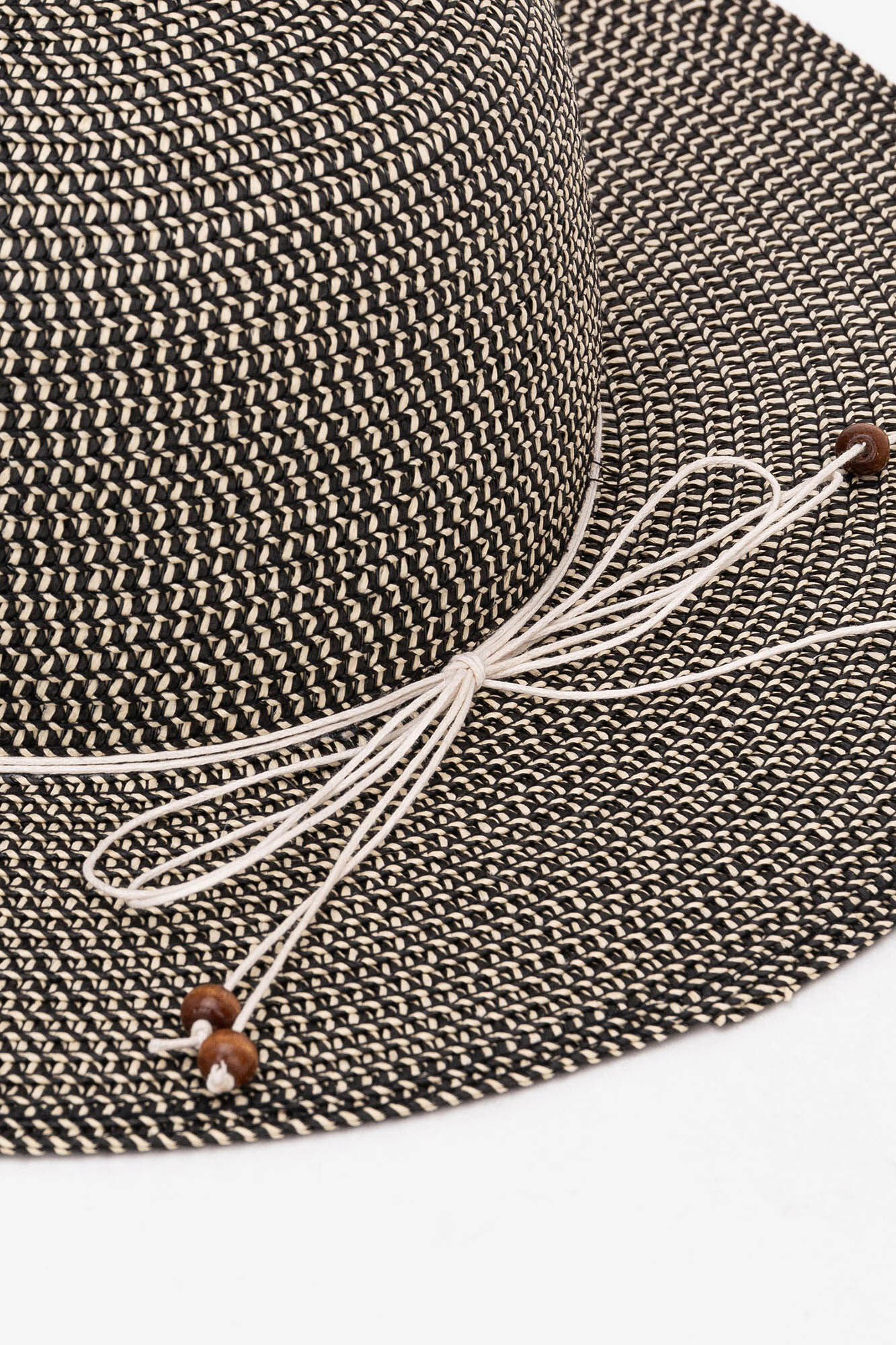 Sombrero moderno com cinto contrastante - preto