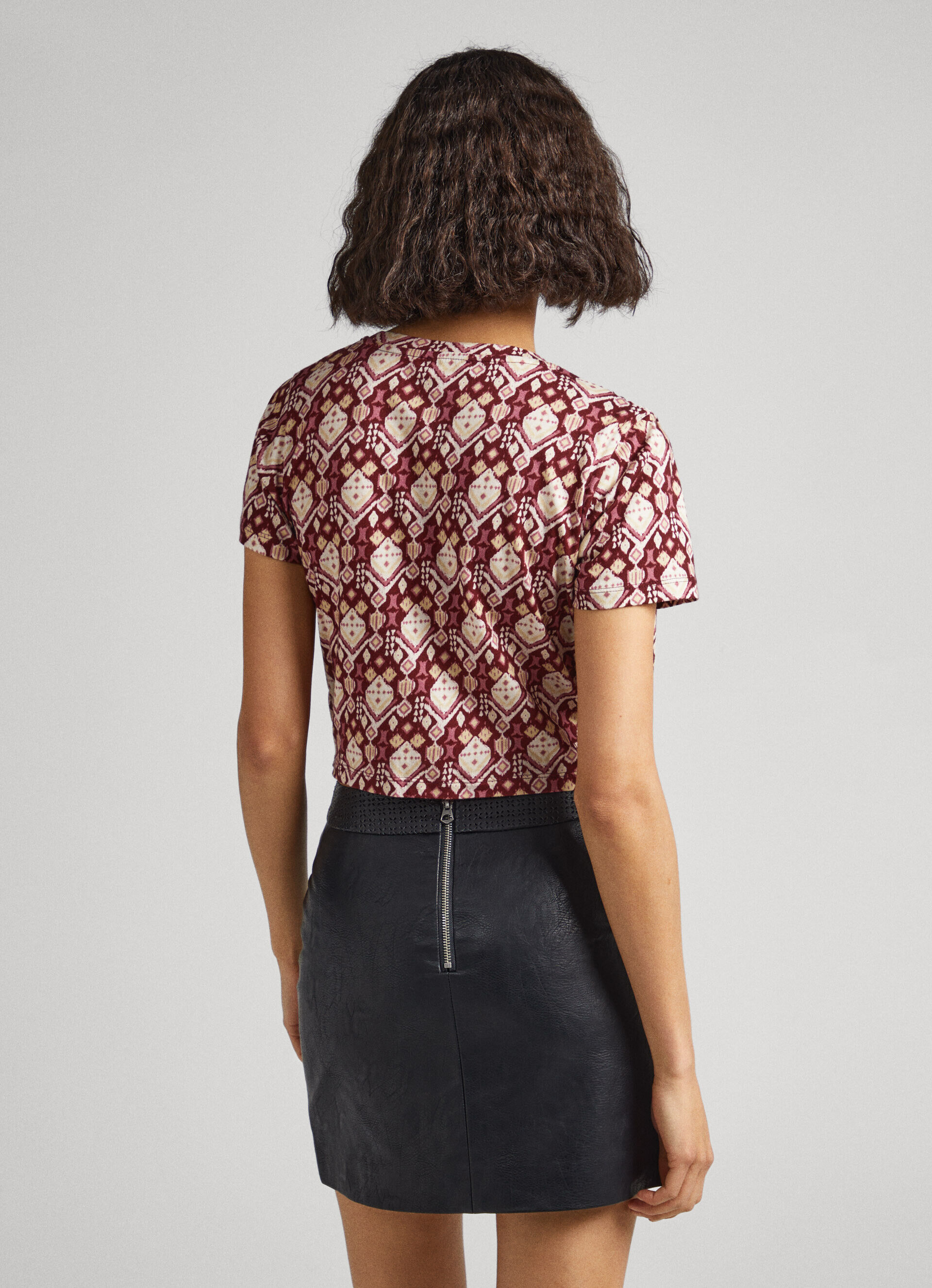 CAMISETA COM ESTAMPA GEOMÉTRICA - multicolorida