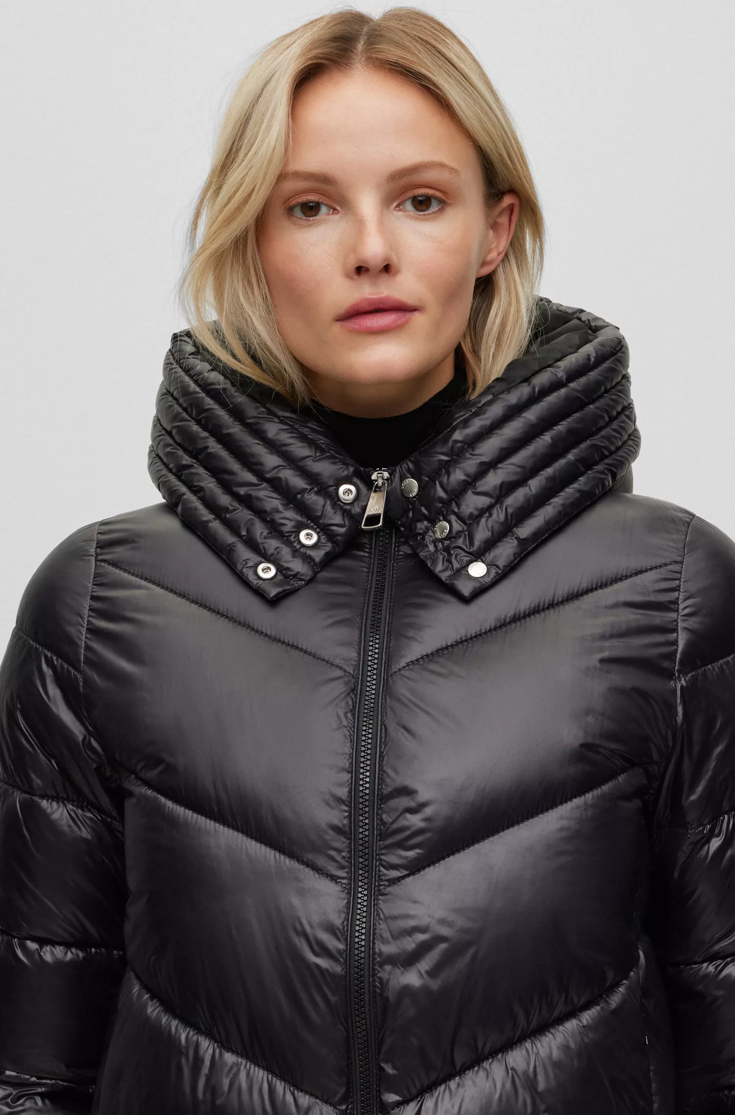 Jaqueta puffer BOSS preta, corte regular, em tecido brilhante repelente à água.