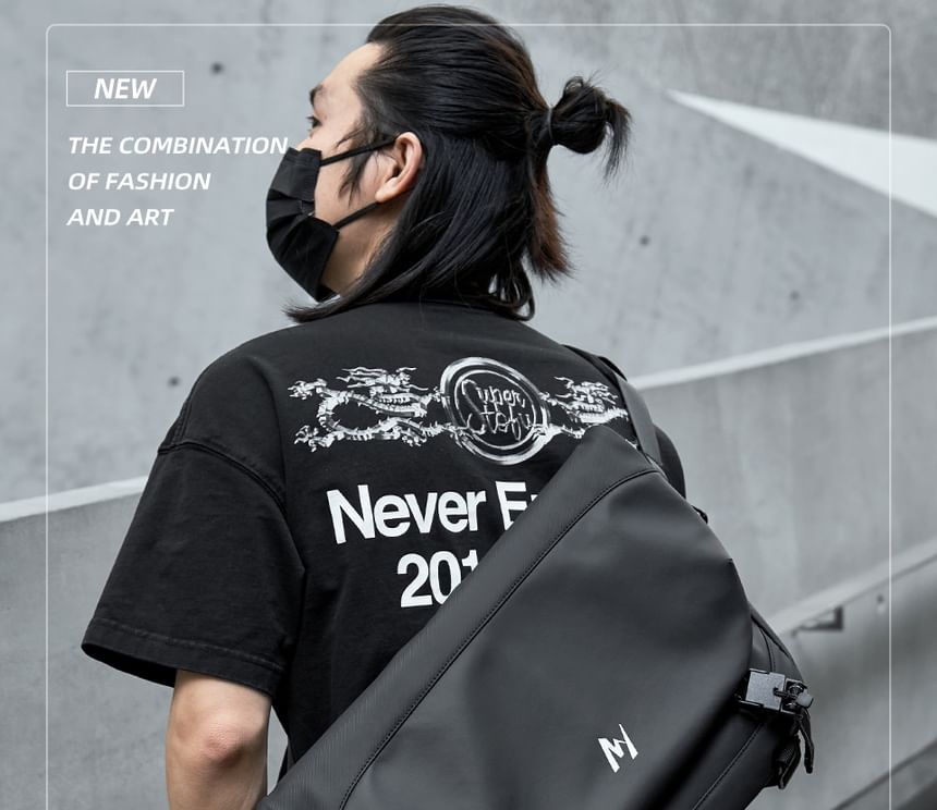 Moyyi - Messengerbag met flap en letterprint