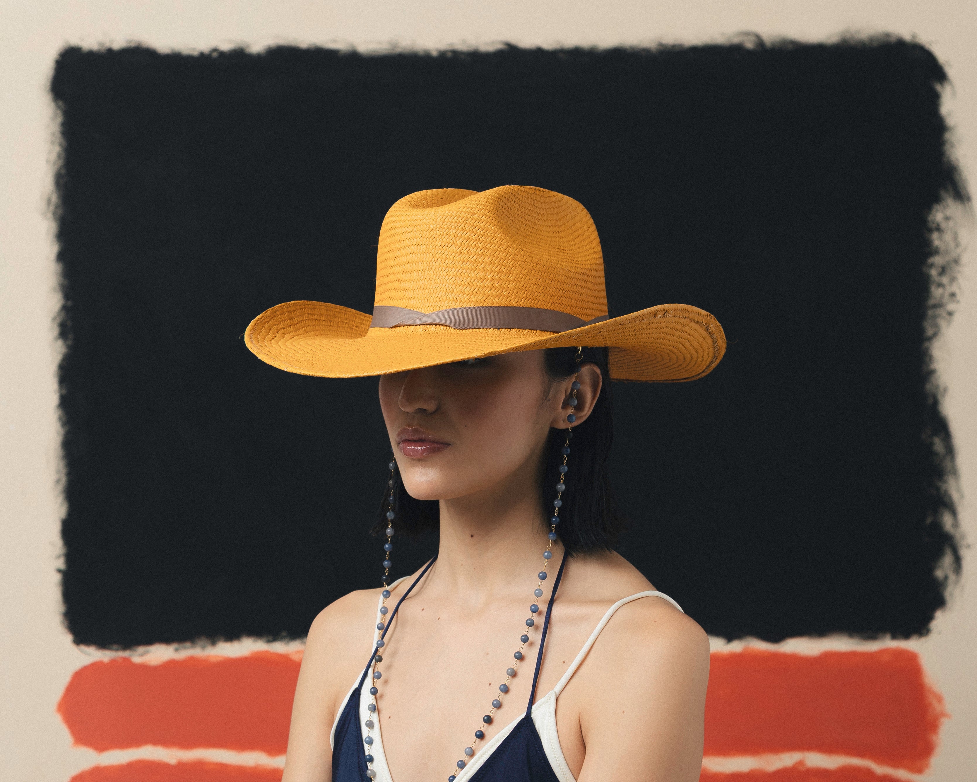 Chapeau texan à longs bords orné d'une chaîne et d'un nœud italien