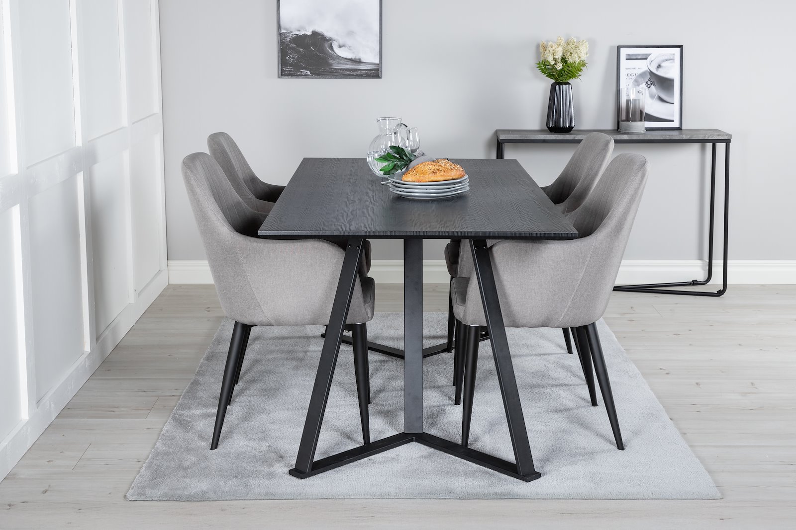 Comfort Spisestol. Sett av 2. Sett av 2. Med arm. Grå tekstil med sortlakkerte ben.