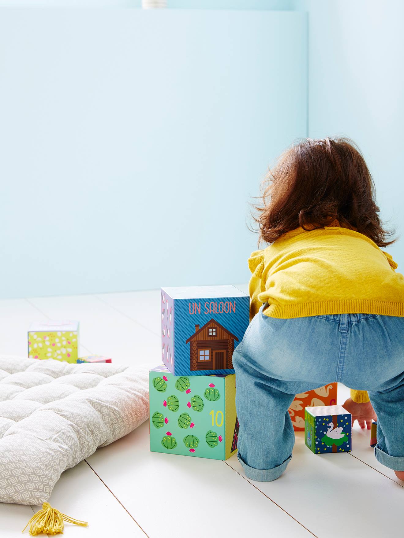 Pirâmide de 10 cubos multicoloridos