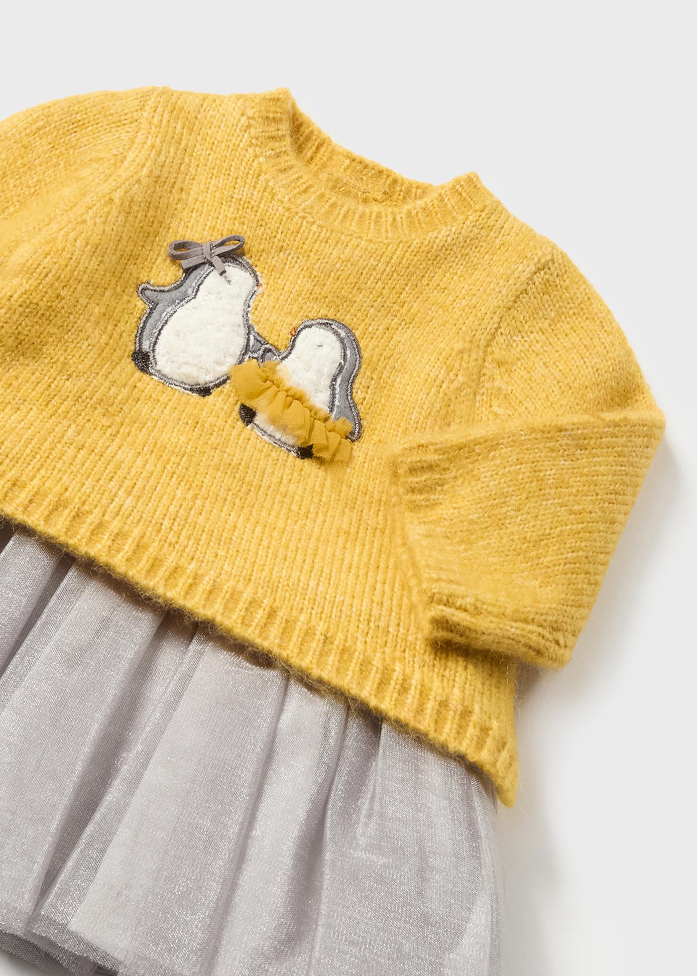 Vestido para recém-nascidos em malha e tule combinados.