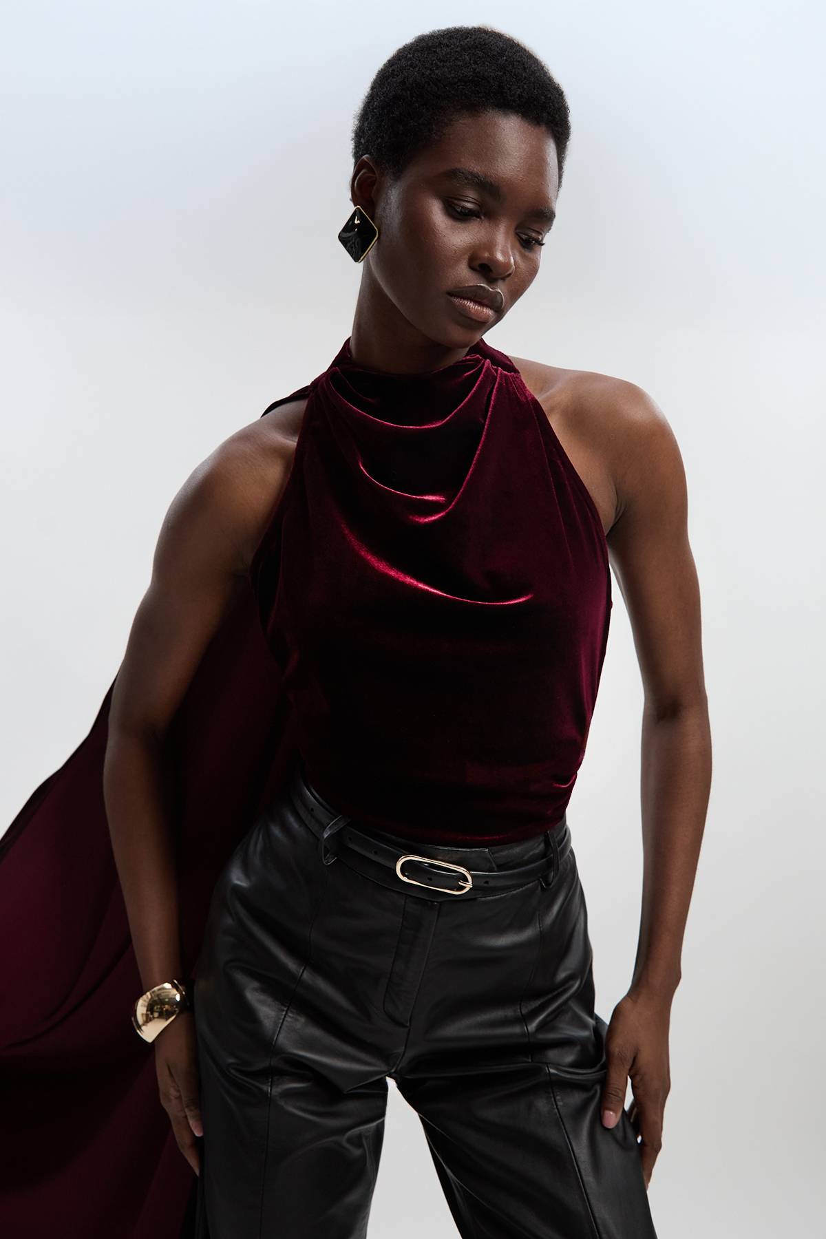 KarenMillen Body à Col Montant en Velours Stretch avec Détail Cape aux Épaules