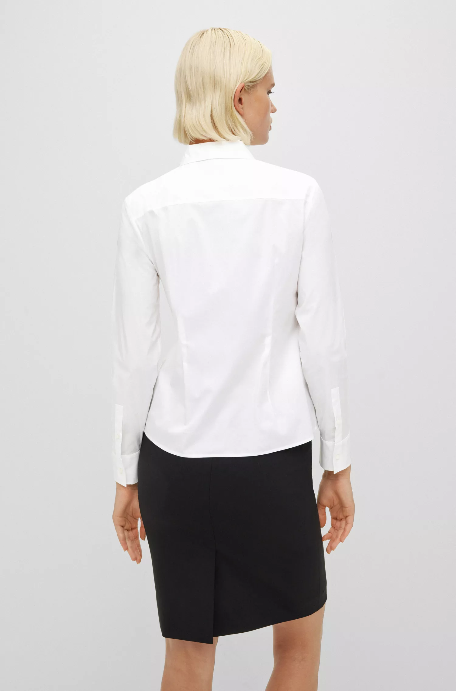 Blusa BOSS preta de corte regular em popeline de algodão elástico.