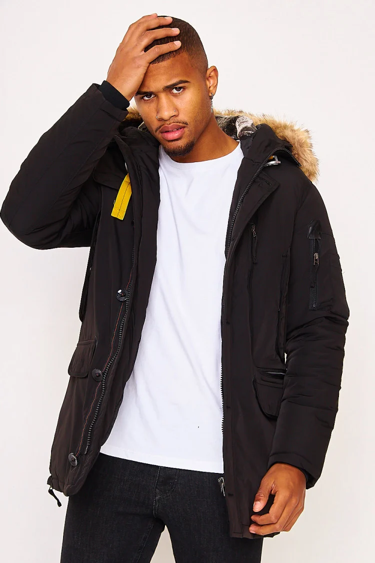 Parka noire multi-poches à capuche à fourrure