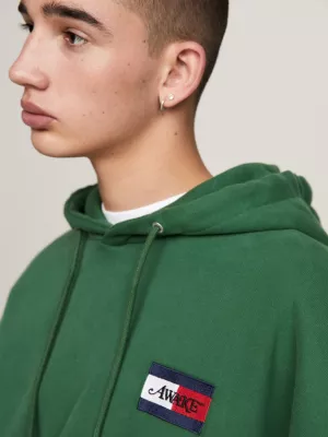 Tommy x Awake NY com Logo Oversized e Estilo Relaxado