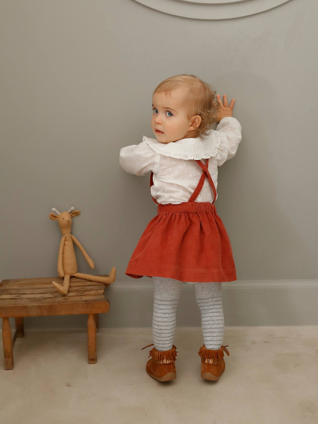 Conjunto de blusa e saia de veludo para bebê, em tecido plumetti branco claro liso.