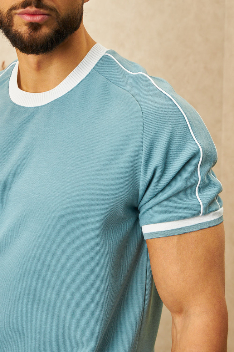T-shirt bleu ciel à col blanc