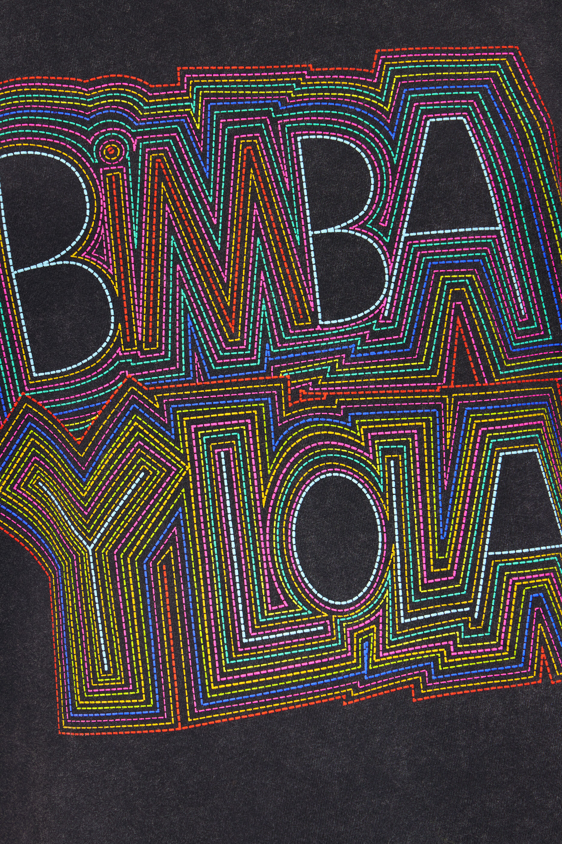 Camiseta preta com logo desbotado