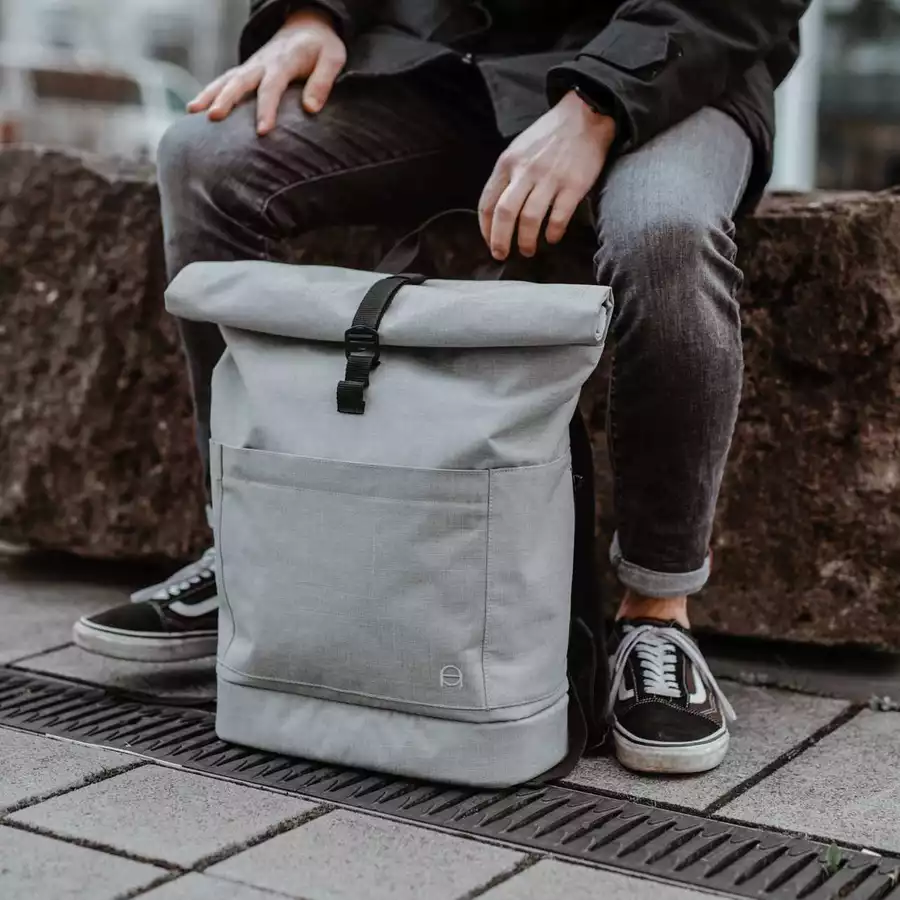 Anna und Oskar Fairer Wickelrucksack Hugo aus recyceltem Material Hellgrau