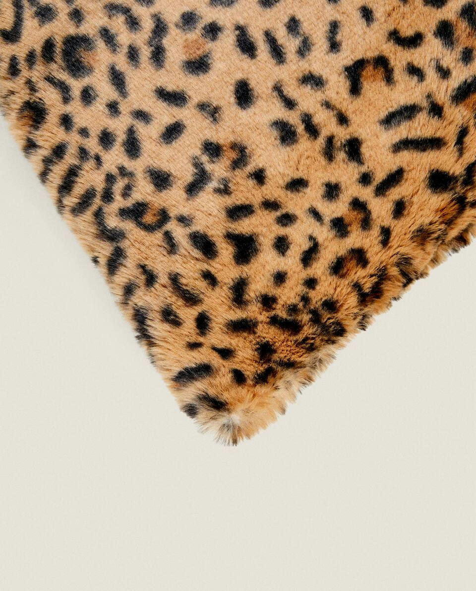 CAPA DE ALMOFADA COM ESTAMPA DE LEOPARDO