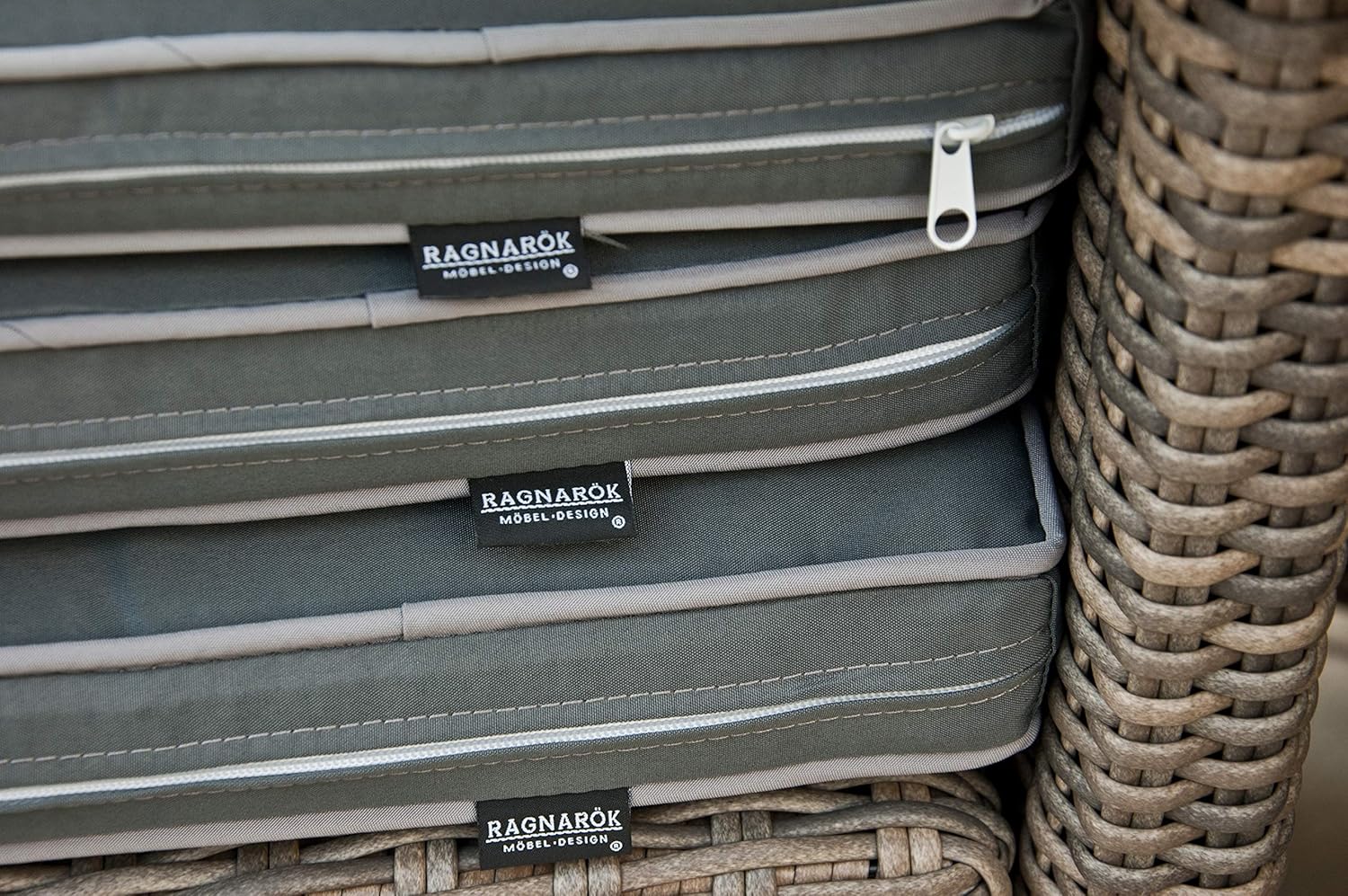 Ragnarök PolyRattan - DEUTSCHE Marke - EIGENE Produktion - 8 Jahre Garantie - Gartenmöbel Essgruppe Tisch 4 Stuhl Hocker 12 Polster Grau Rostfrei Aluminium Natur Dining Würfel Glas