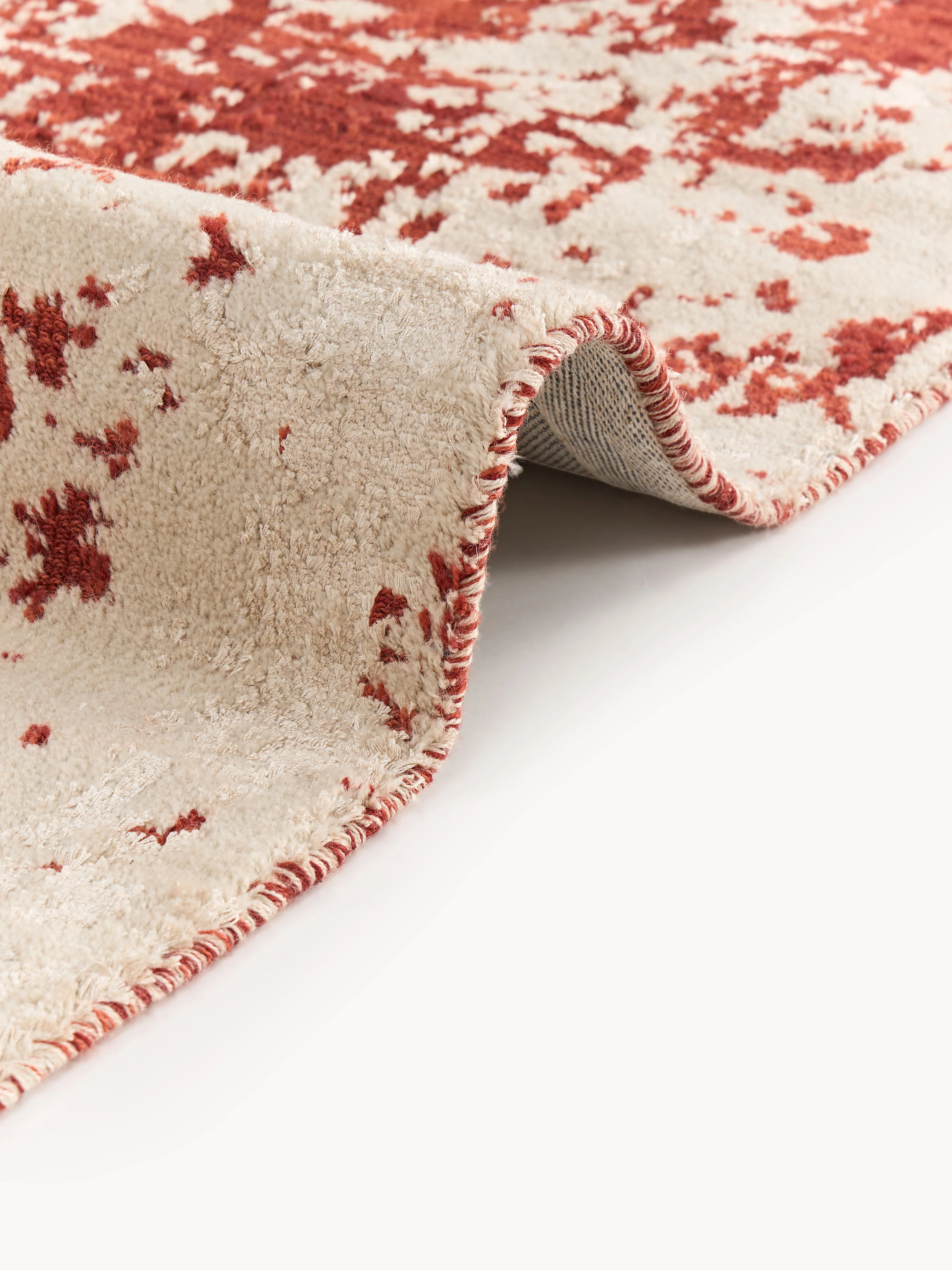 Handgeweven wollen vloerkleed Cynthia met abstract patroon