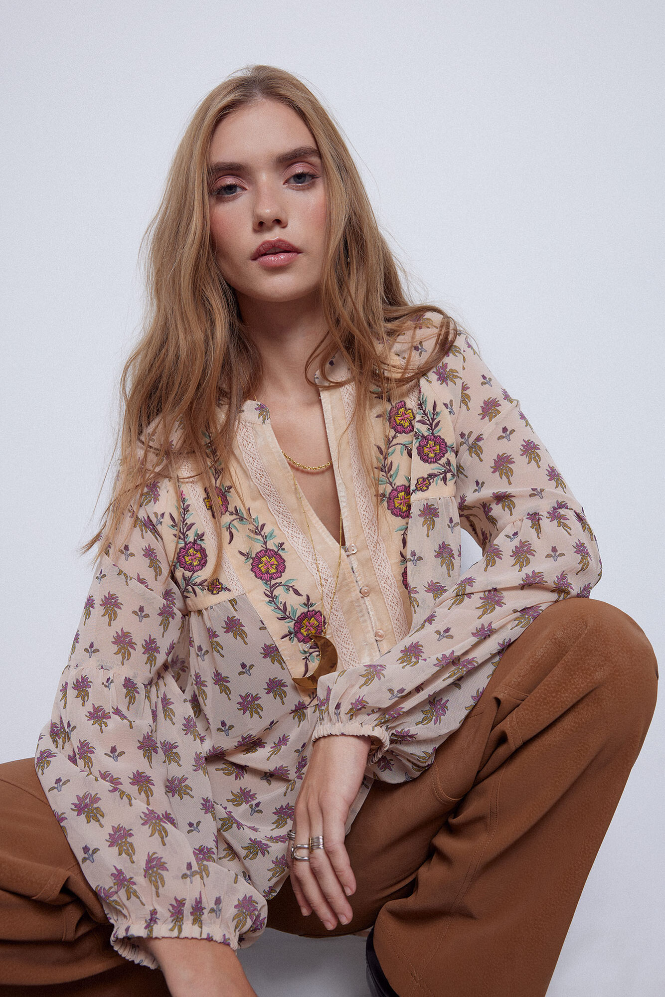 Blusa bordada e estampada