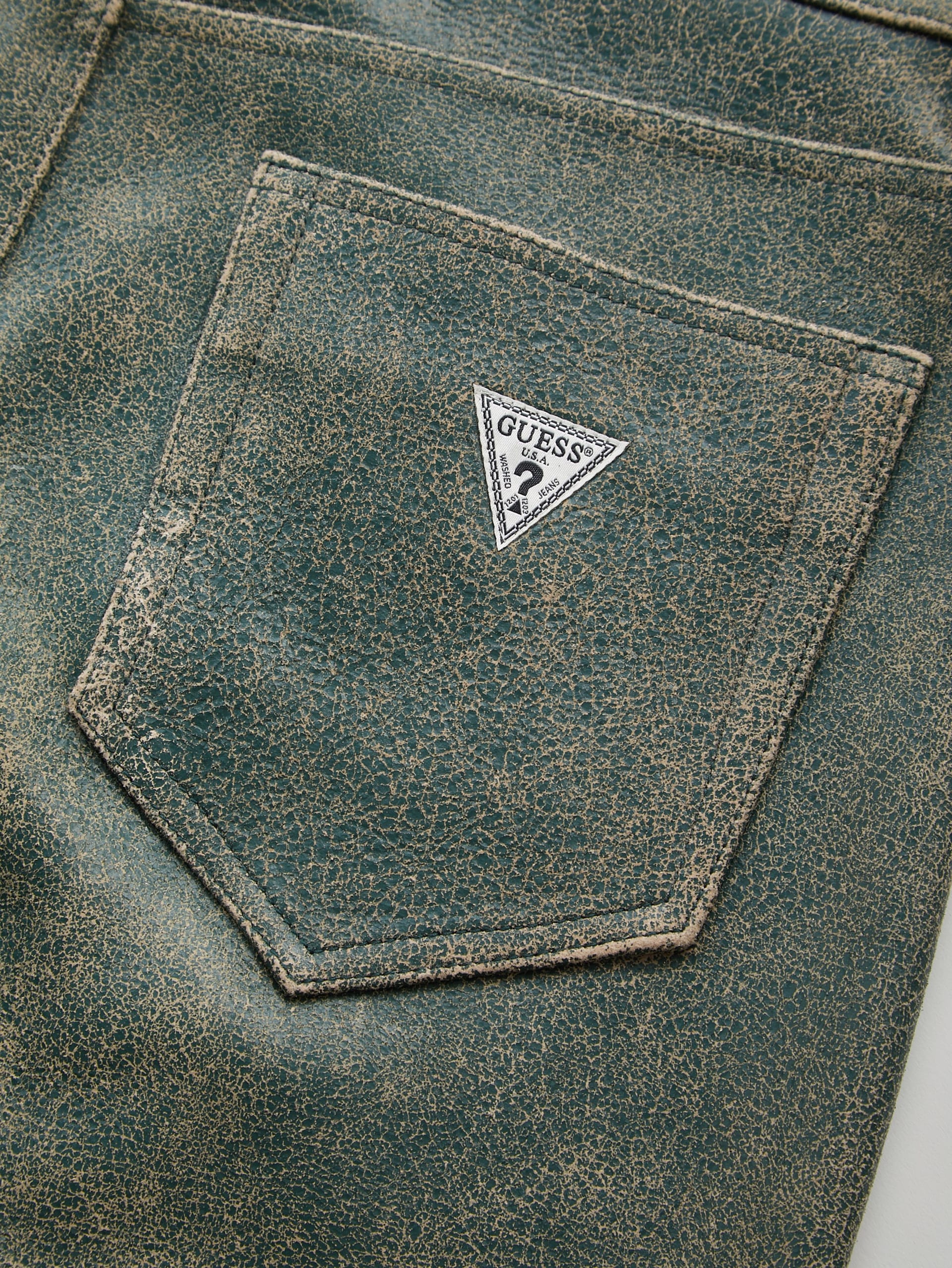 shorts de couro craquelado