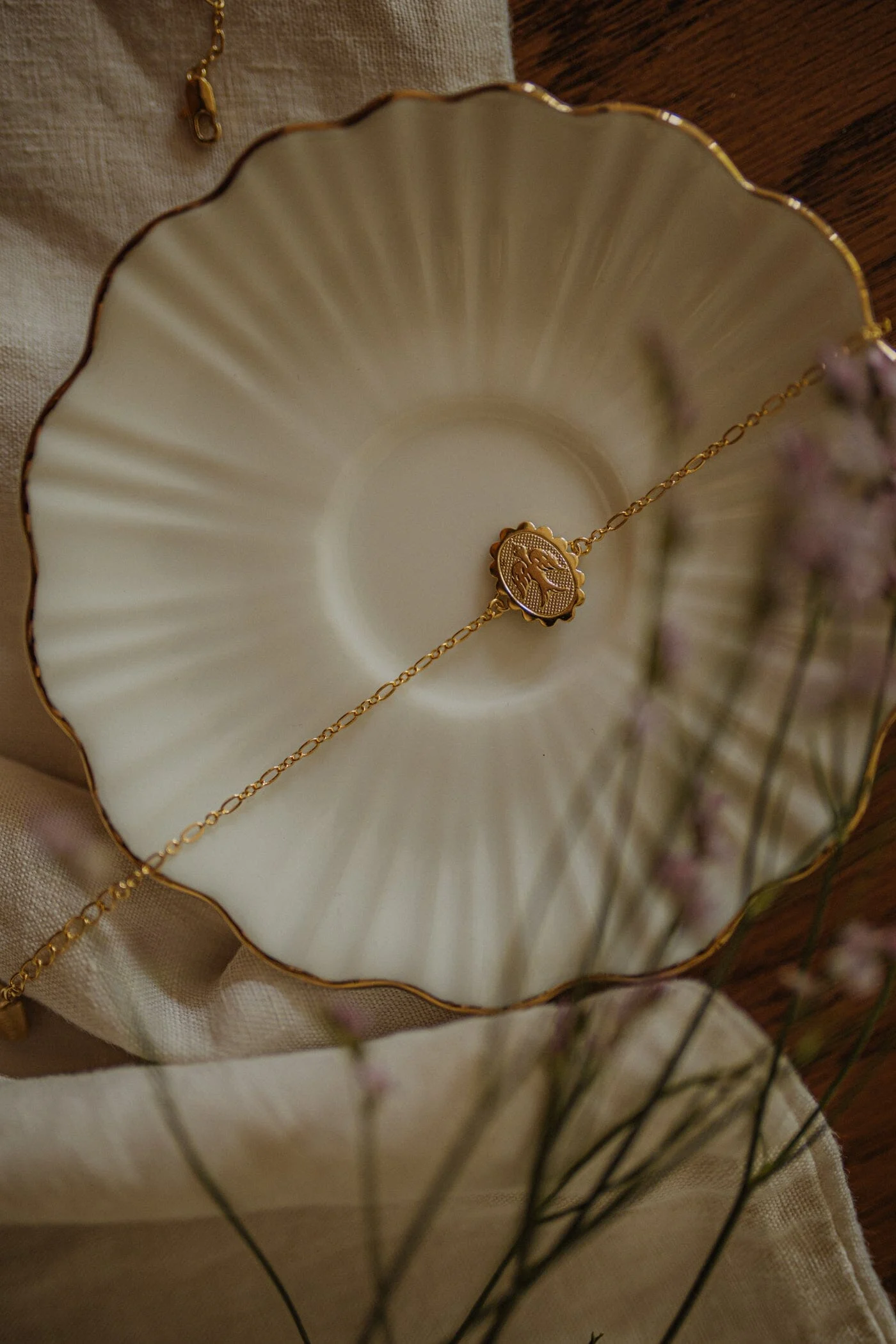 THÉMIS - Bracelet colombe émaillé doré à l'or fin | Doré
