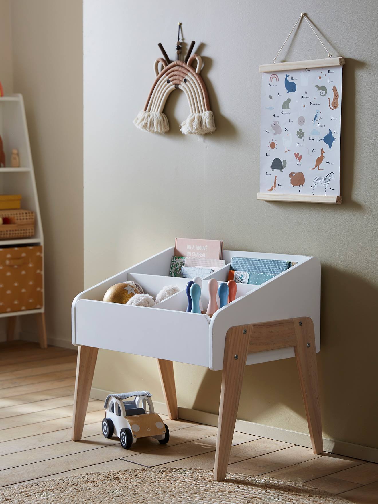 Estante de livros em estilo minimalista branco claro para organização de discos.