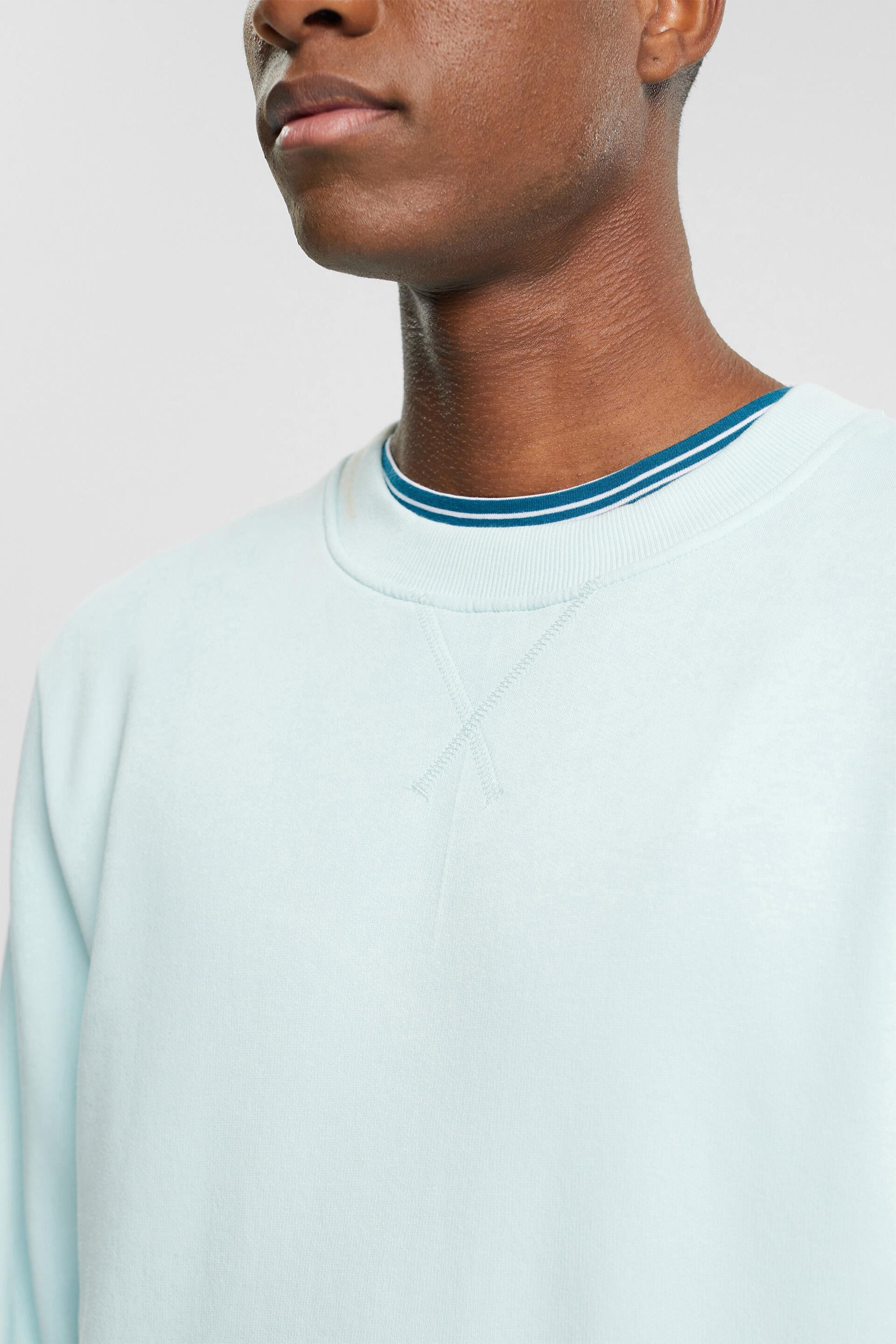 En matière recyclée le sweat-shirt unicolore