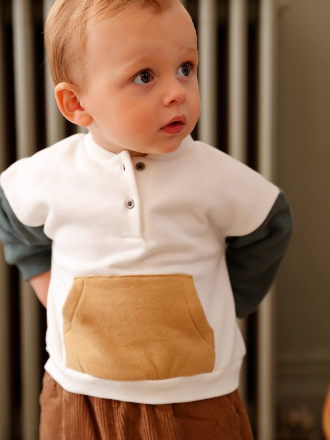 O conjunto para bebê inclui um moletom de lã e calças de veludo, em branco claro liso com estampas.