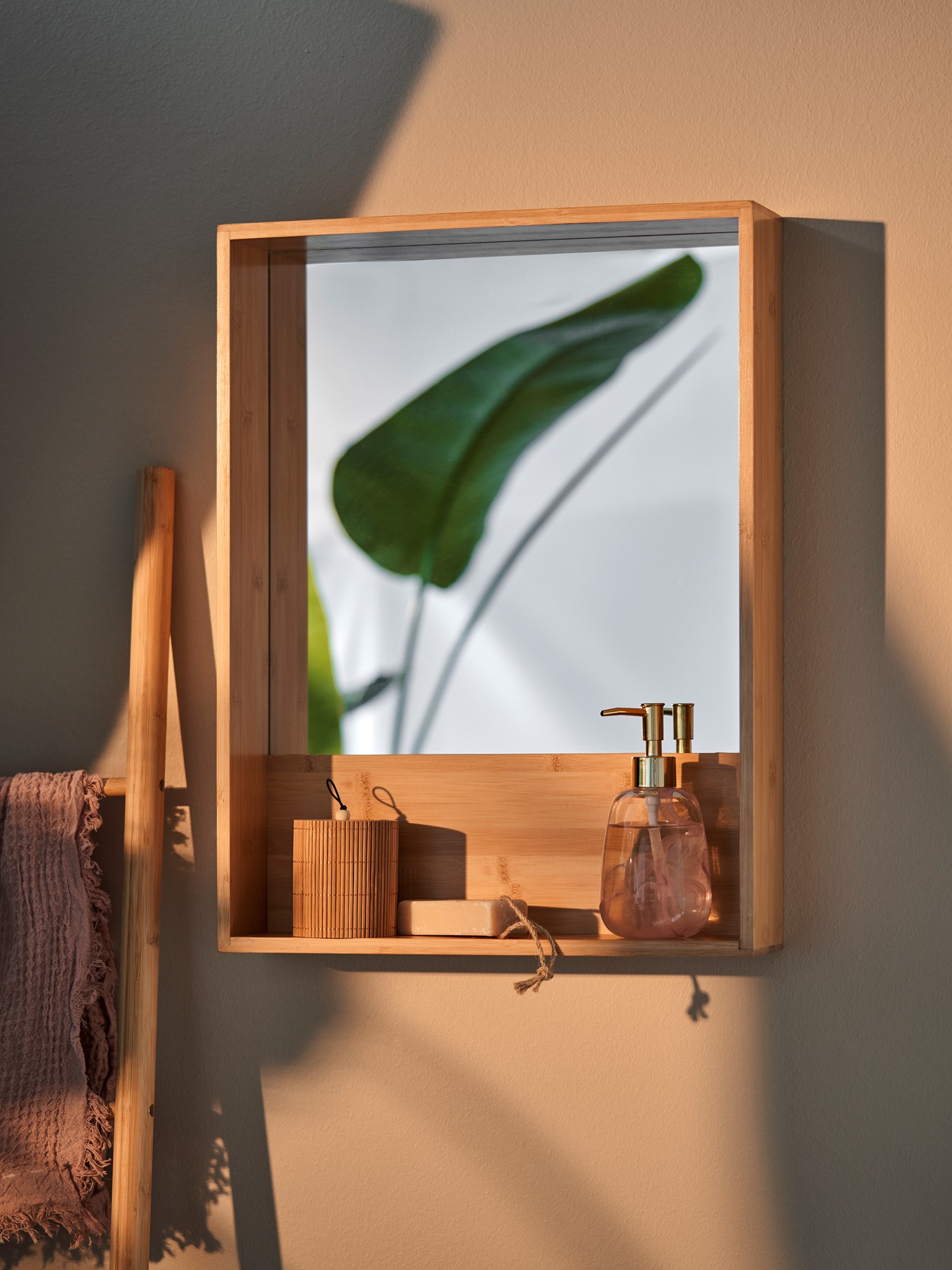 Hylde med spejl | Bambus. 41 x 10 x 55 cm. | Medium Wood