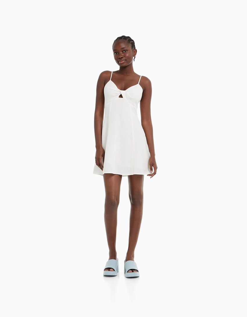 Vestido curto de linho misto com alças finas e detalhe de nó.