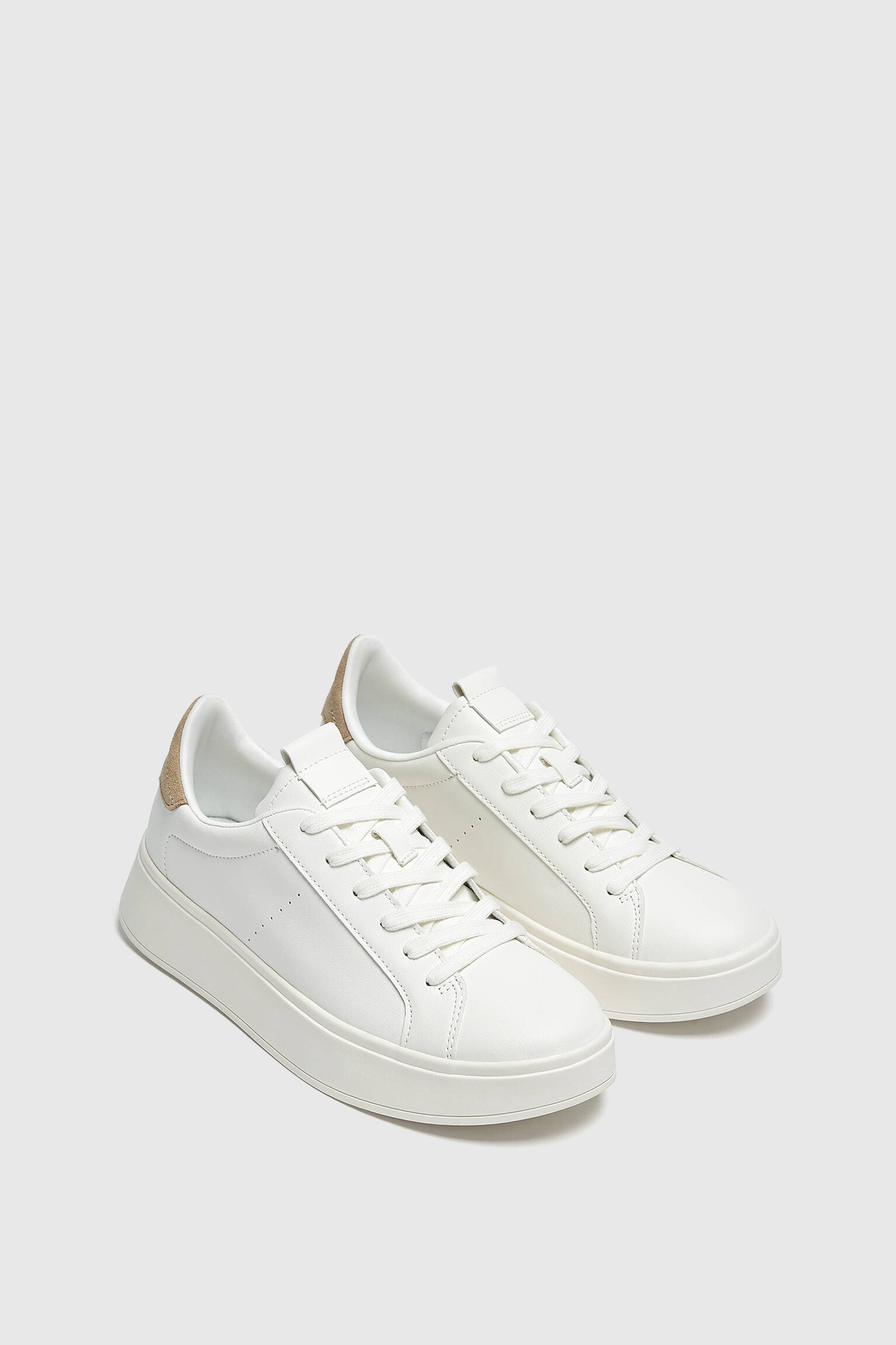 Tênis casual com sola volumosa - cor natural