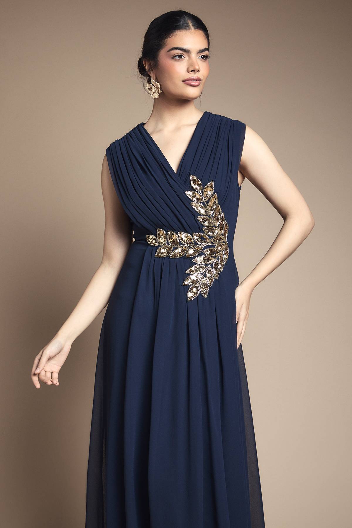 Wallis Robe Longue en Georgette à Encolure Portefeuille Ornée de Perles