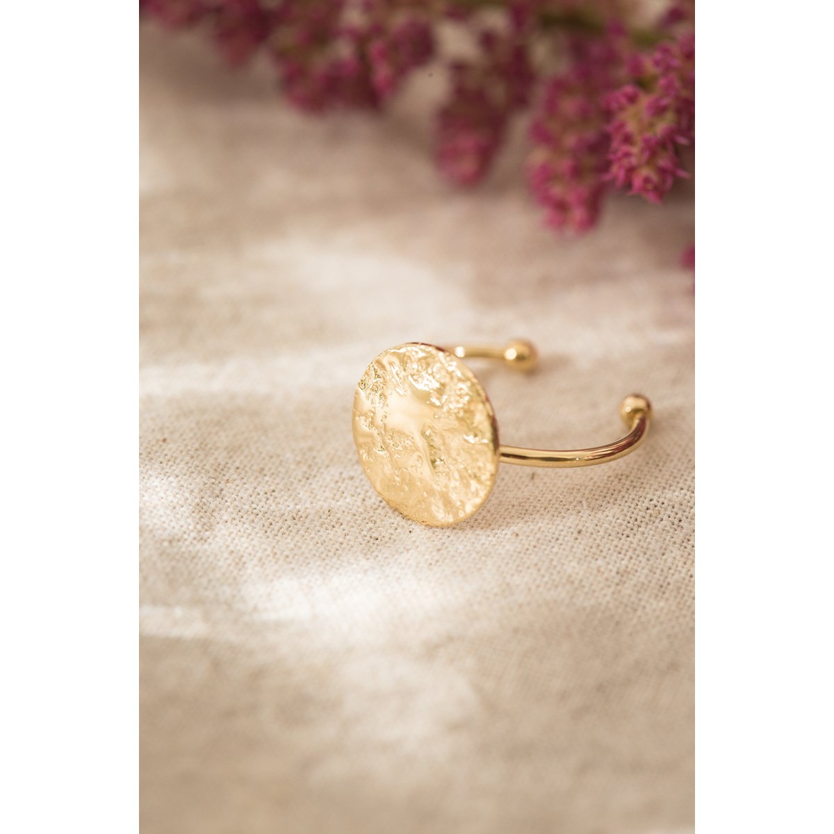 bague rond martelé doré à l'or fin - HESTIA
