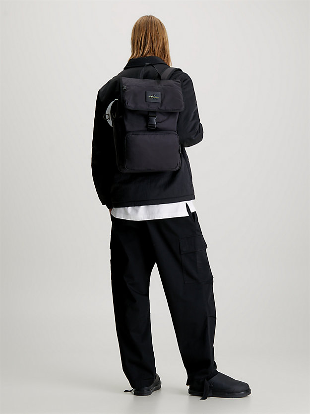 Mochila com aba quadrada
