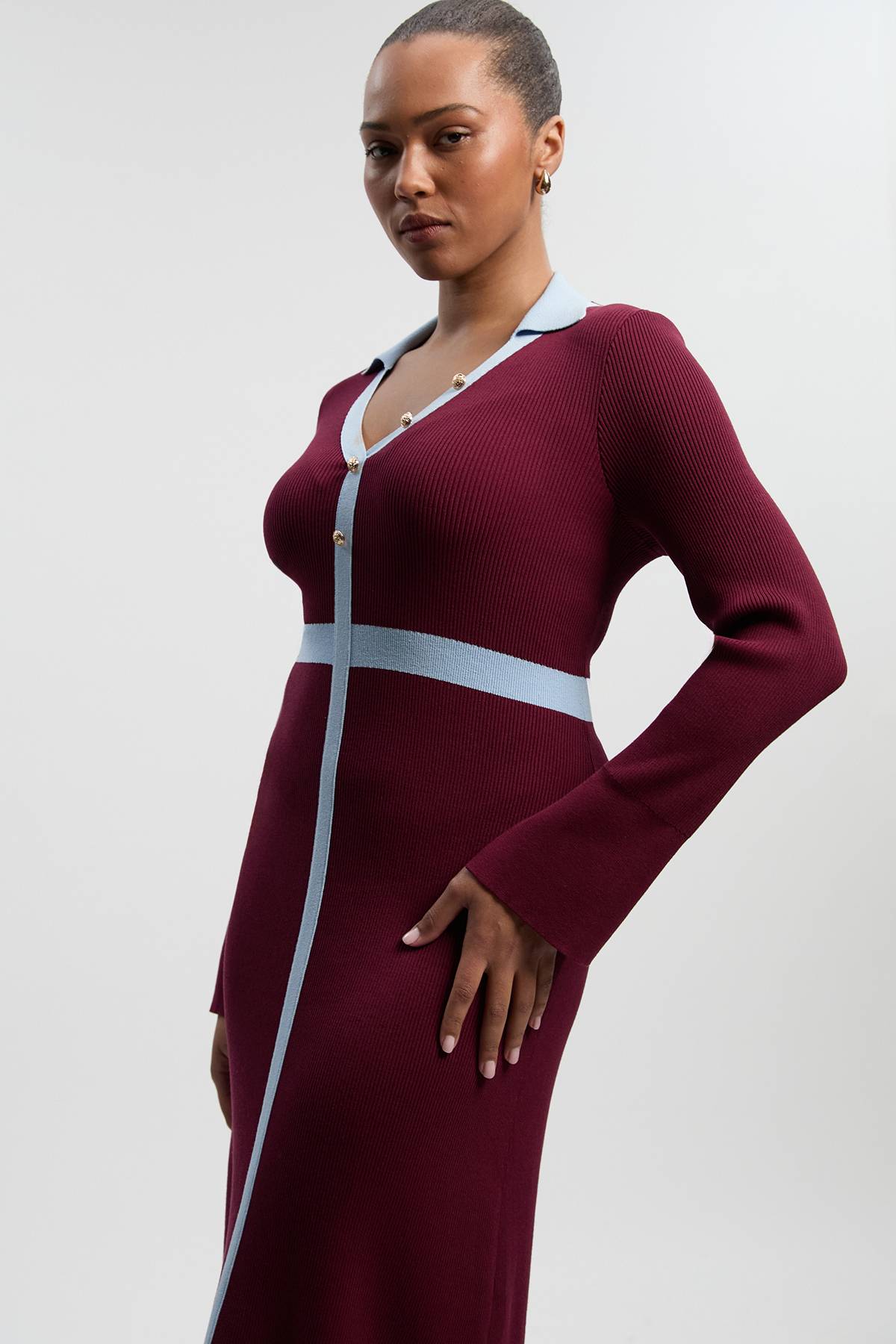 KarenMillen Robe midi grande taille en maille côtelée avec détail contrastant à la taille et col