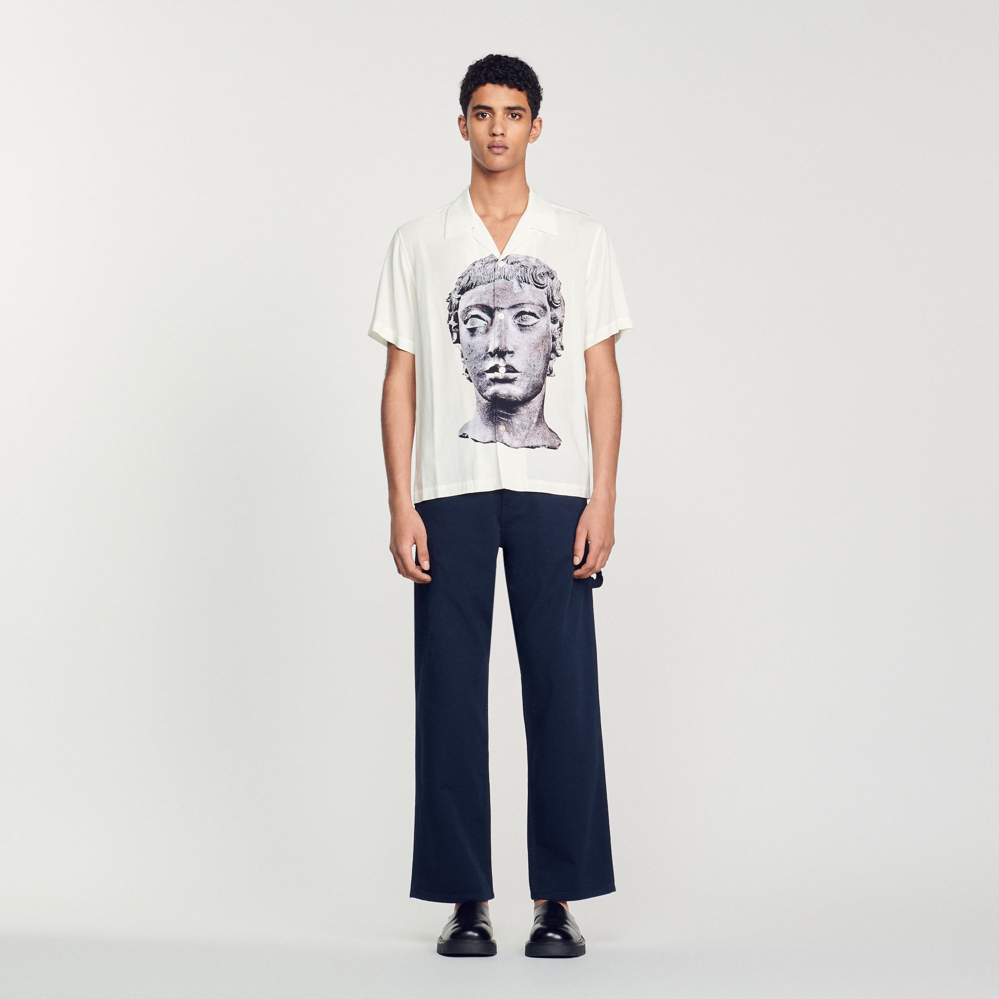 Chemise statue