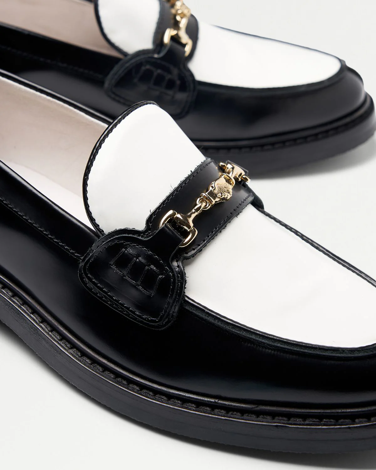 Loafer Polido White / Black
