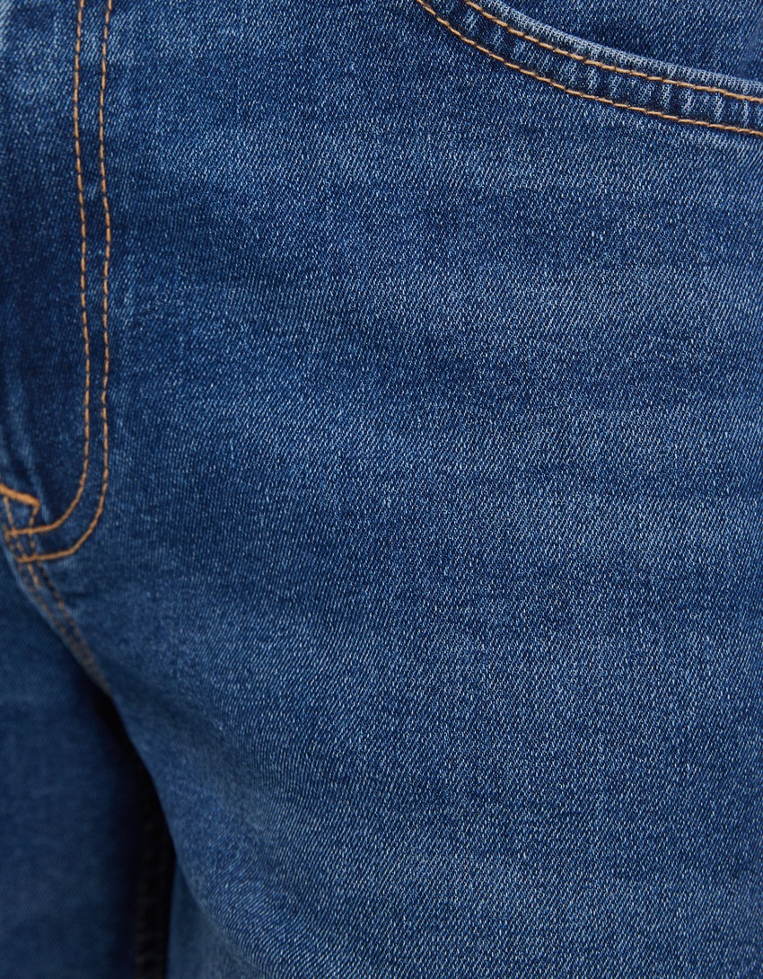 Bermuda jeans skinny com barra dobrada