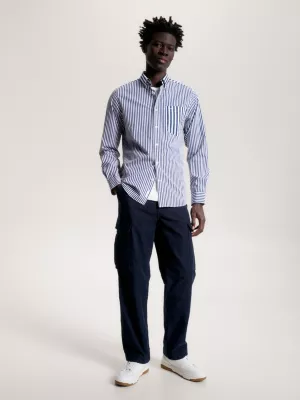 Camisa clássica com listras marcantes e modelagem regular.