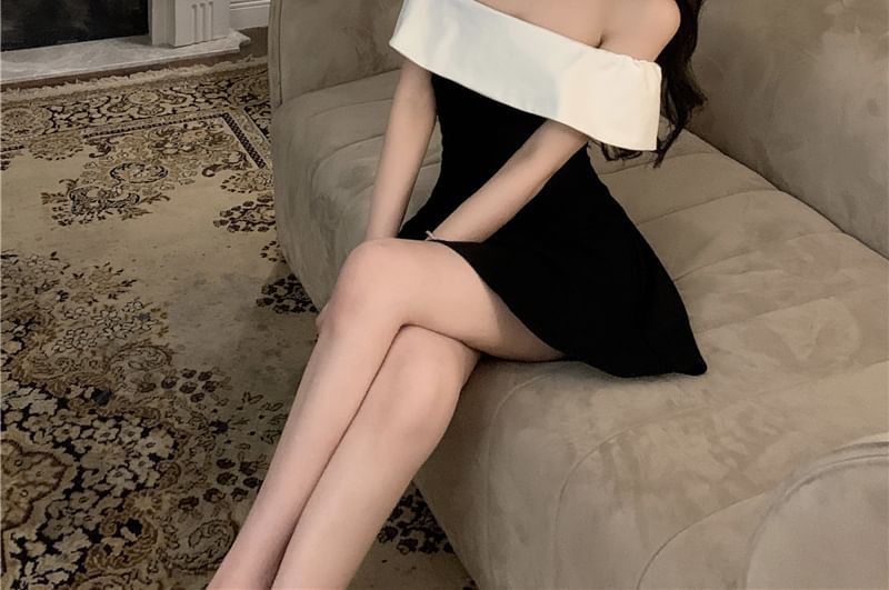 JIYON - Off-shoulder tweekleurige geplooide mini-A-lijnjurk