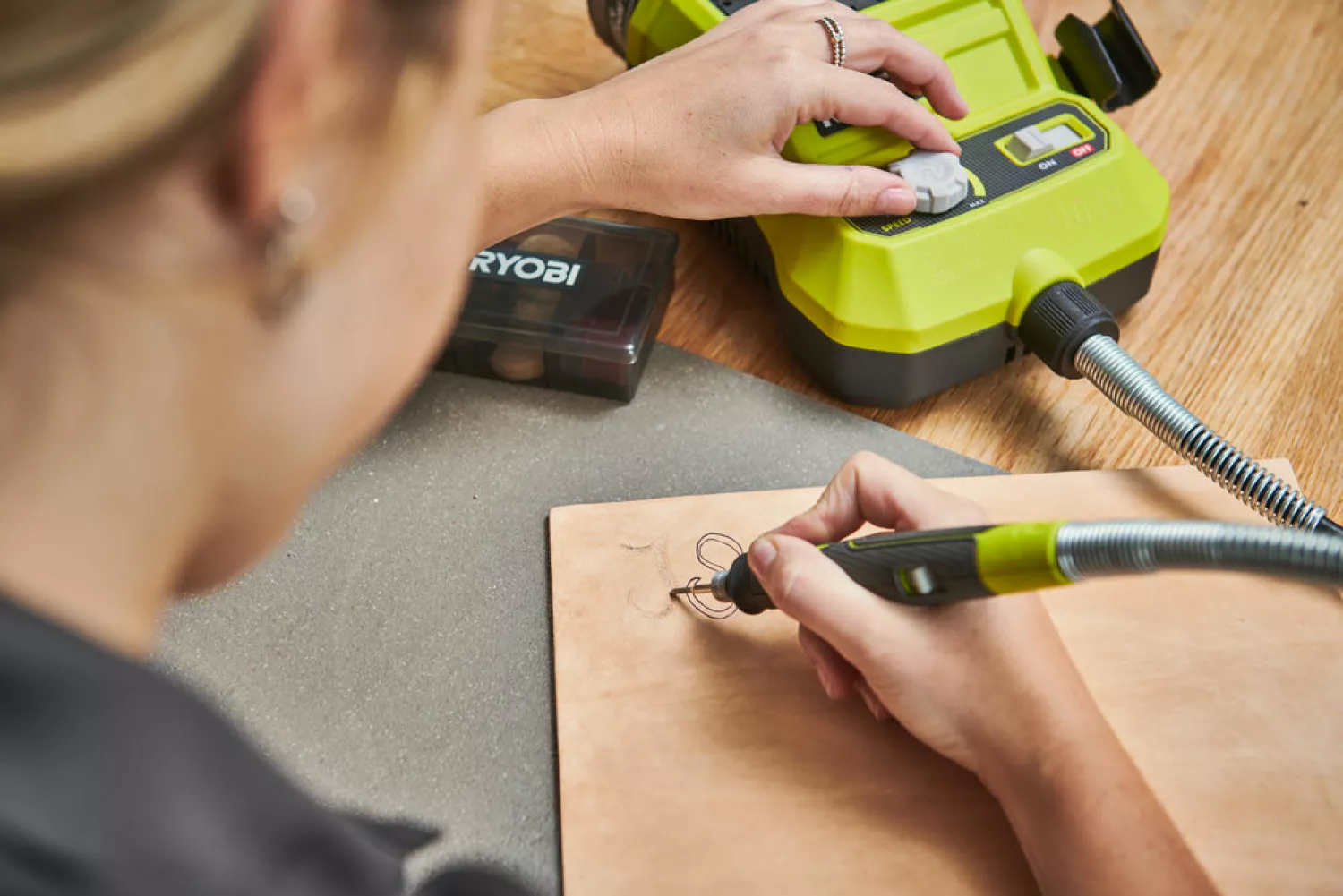 Ryobi R18RT-0 18V Li-Ion accu rotatietool body incl. 33-delige accessoire set - 3,2mm