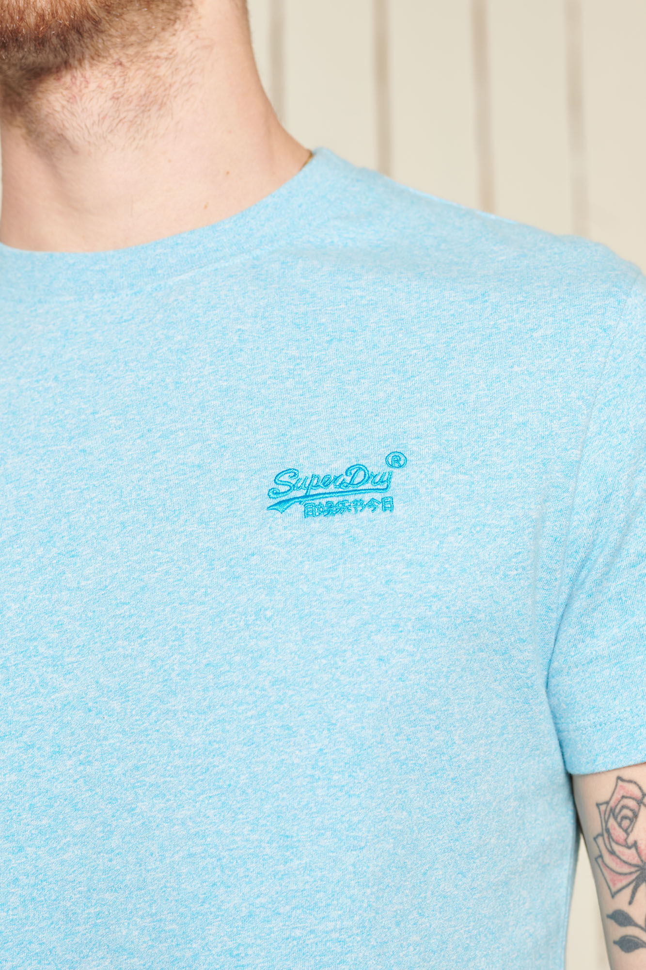 Camiseta de algodão orgânico com logo vintage bordado - turquesa