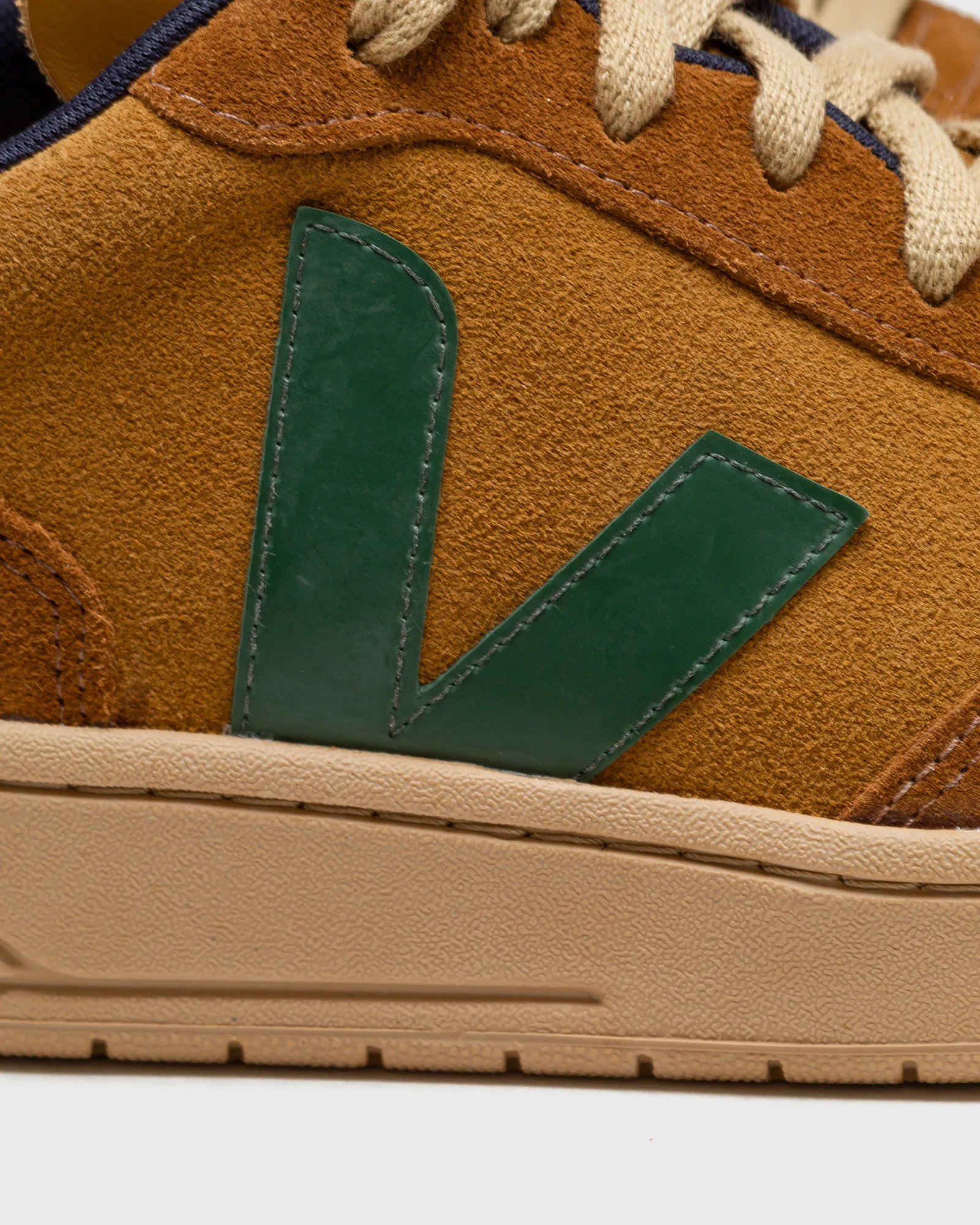 Veja V-10 SUEDE