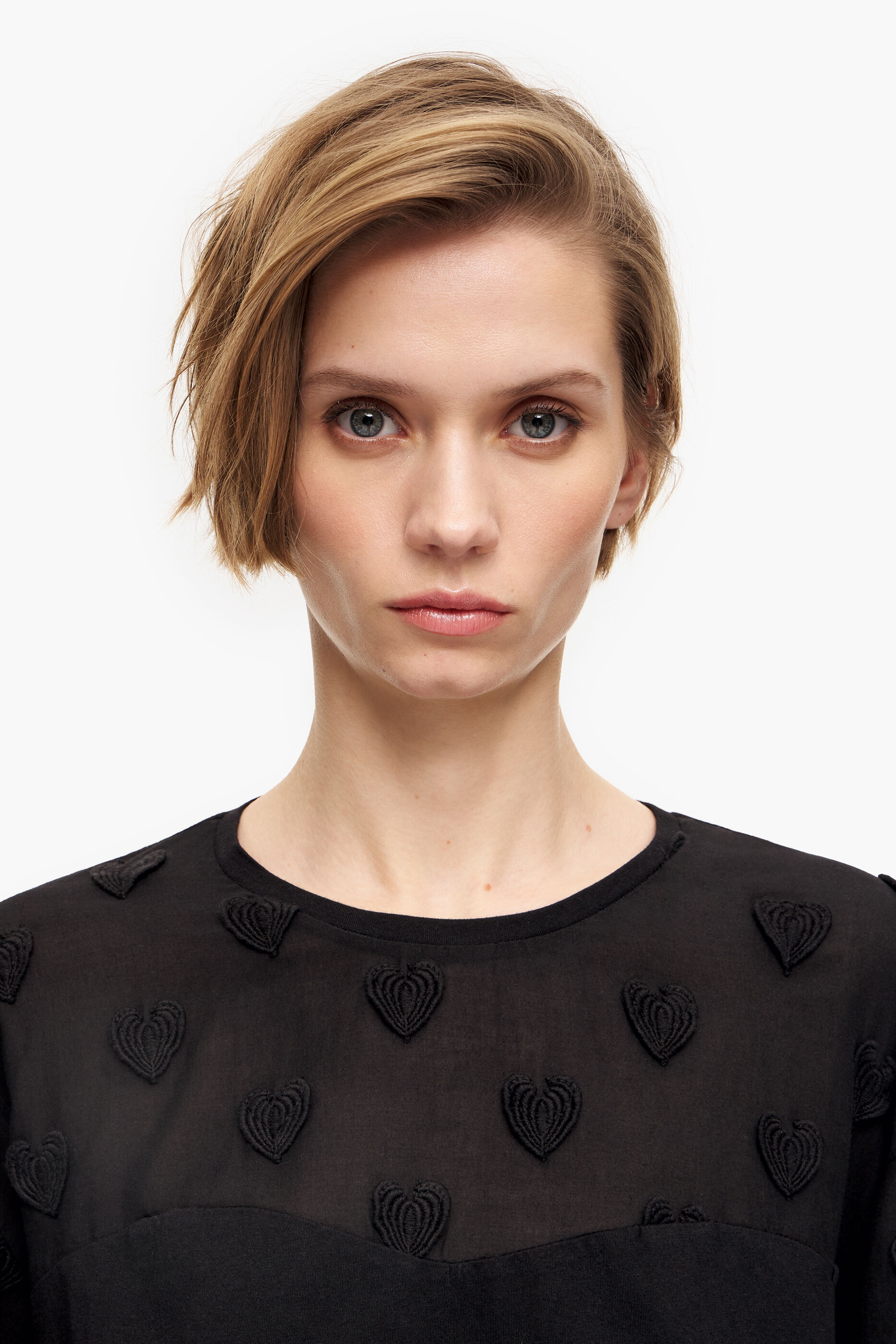 Camiseta preta de algodão com corações.