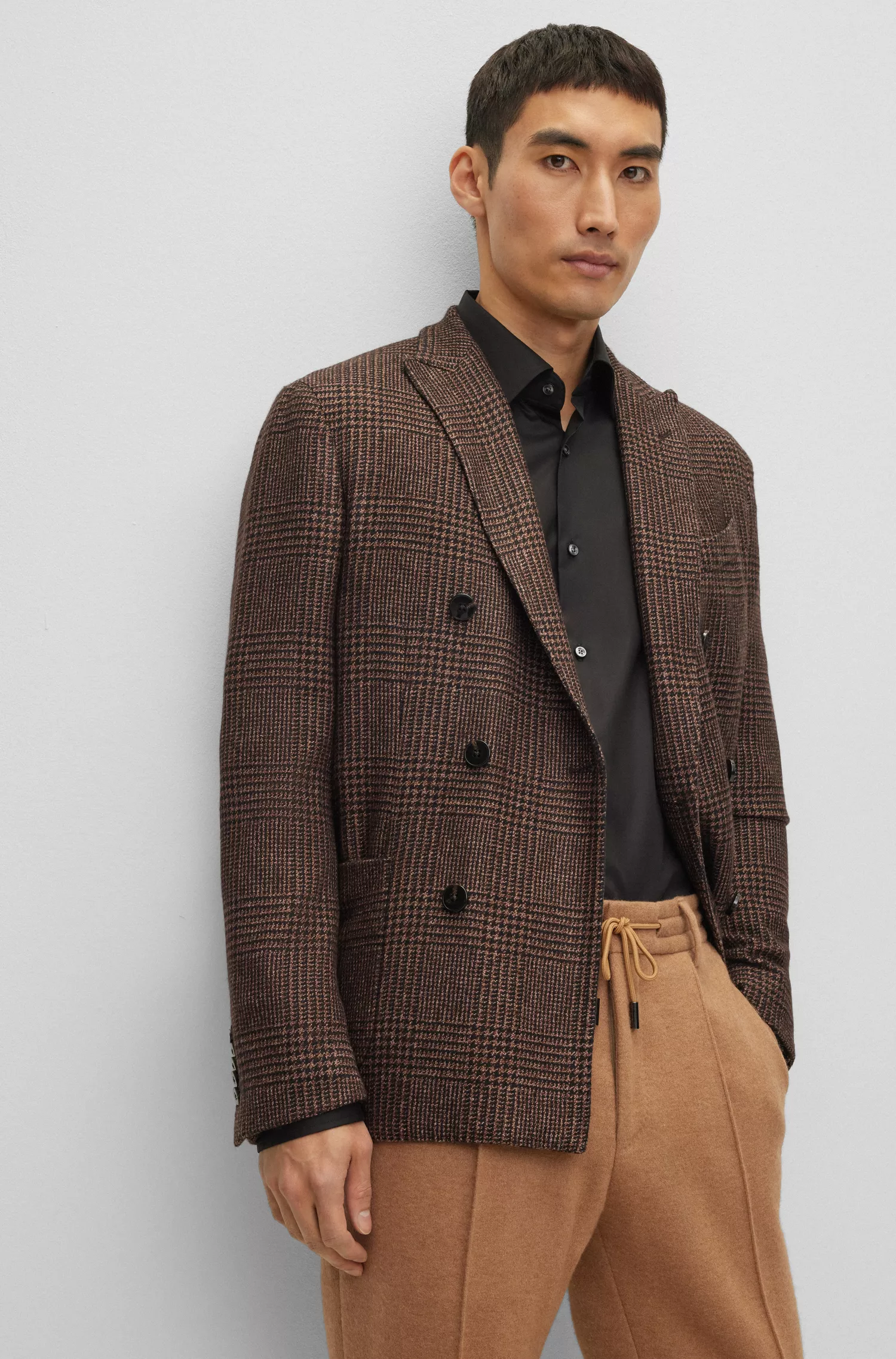 Jaqueta BOSS Camel Slim-Fit em seda xadrez e cashmere.