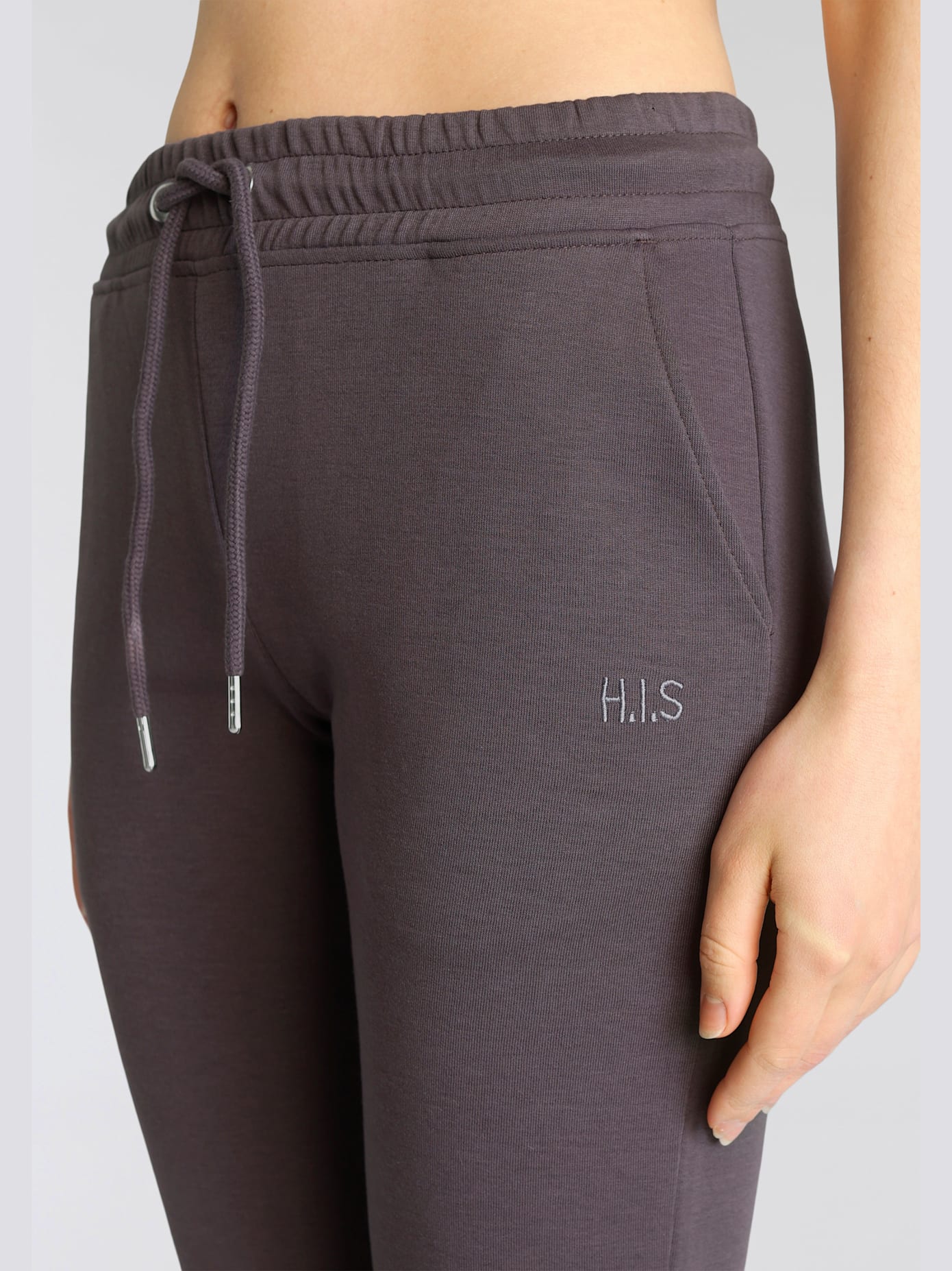 Pantalon basique avec petit logo brodé