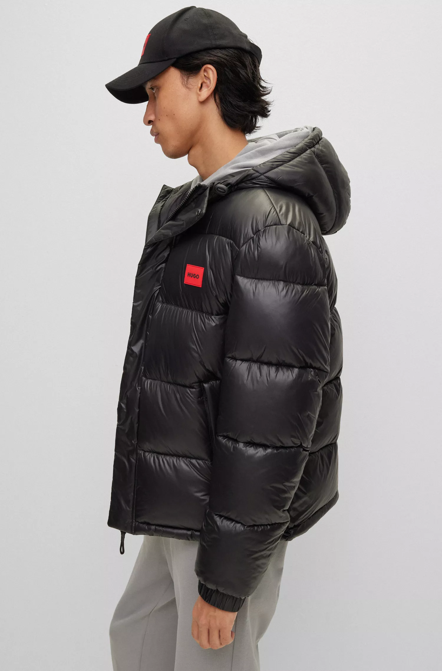 Jaqueta puffer slim fit HUGO vermelha, repelente à água e com emblema da marca.