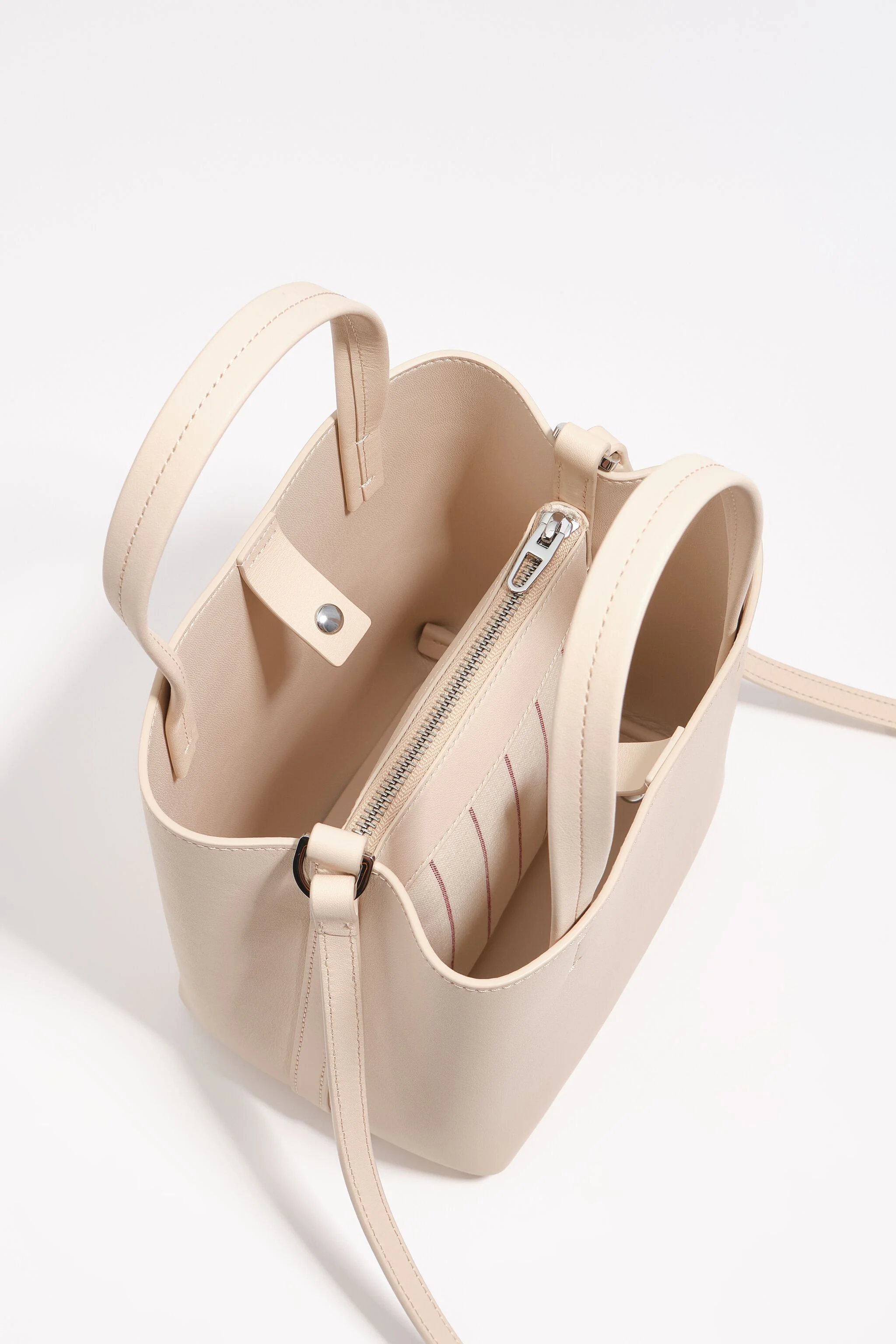 Bolsa pequena de couro cor areia com estampa de Chihuahua